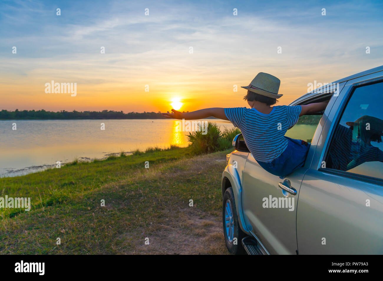 Padre e figlio sono la riproduzione sul lago al tramonto. Le persone a divertirsi sul campo. Famiglia-amichevole di concetto e vacanze estive Foto Stock