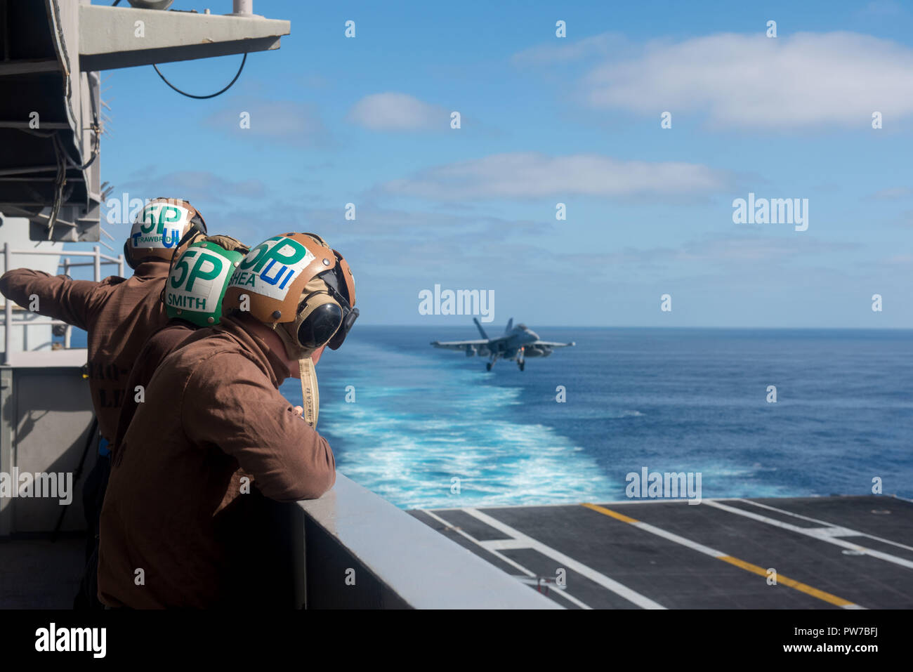 181009-N-RB149-0563 OCEANO PACIFICO (ott. 9, 2018) marinai osservare le operazioni di volo a bordo Nimitz-class portaerei USS Carl Vinson (CVN 70). (U.S. Foto di Marina di Massa Specialista comunicazione marinaio Nicholas Carter/rilasciato) Foto Stock