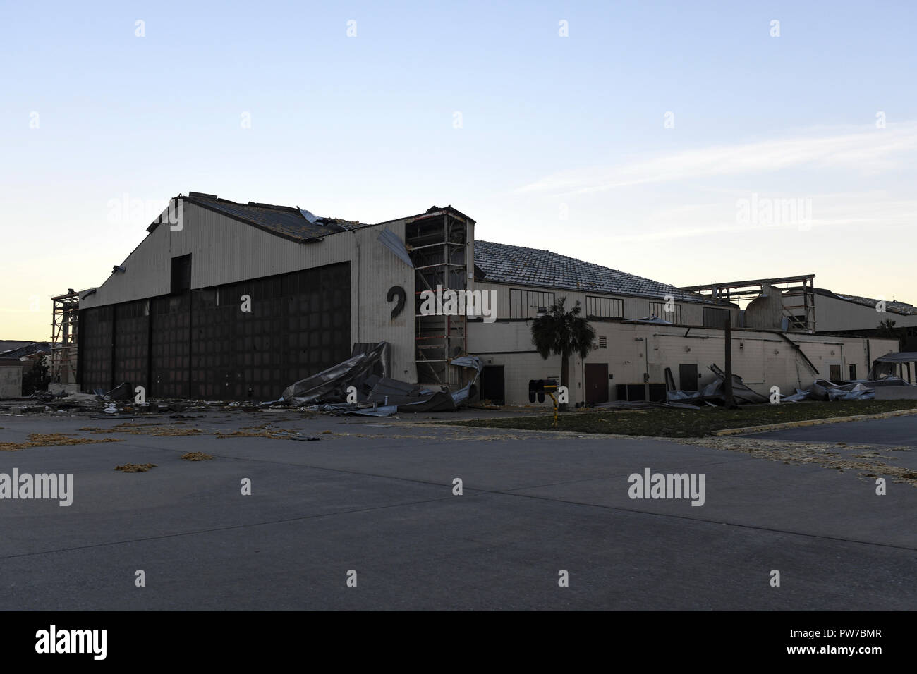 Uragano Michael realizzato approdo come un catastrofico Categoria 4 vicino al Tyndall Air Force Base in Florida, nel pomeriggio del 10 ottobre. La tempesta ha creato notevoli danni strutturali per la maggior parte della base e le aree circostanti. (U.S. Air Force photo by Staff Sgt. Ryan Conroy) Foto Stock