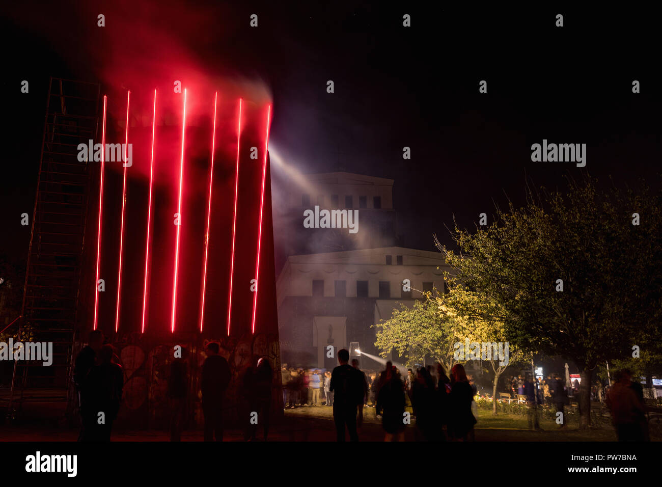 Praga, CZ - 11 ottobre 2018:proiezioni luminose e gli effetti del fumo a Praga Festival delle Luci di segnale 2018. Repubblica ceca Foto Stock