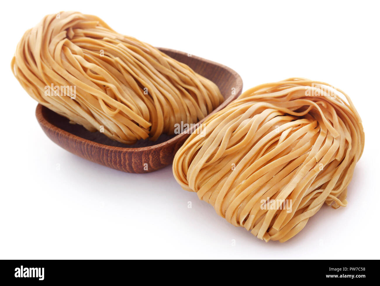La pasta italiana non cotti su sfondo bianco Foto Stock