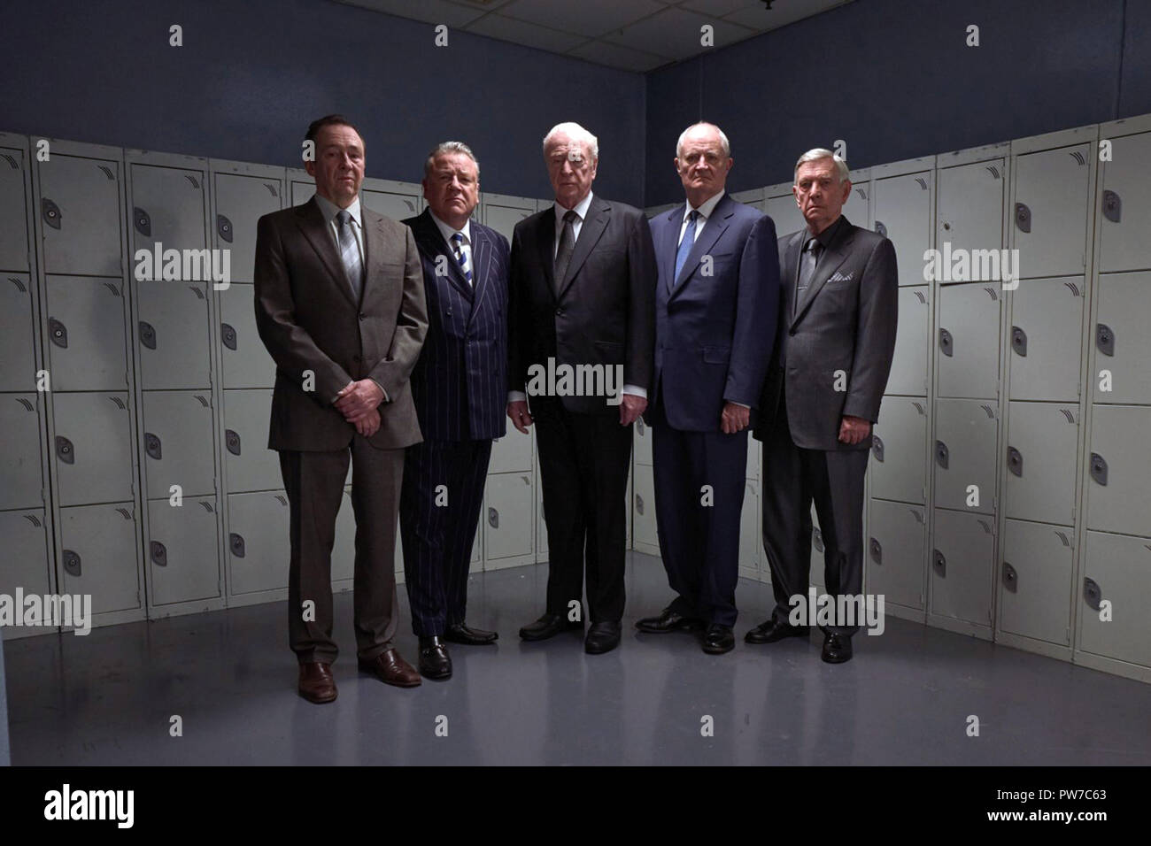 Il re dei ladri è un 2018 British Crime film basato su Hatton Garden cassetta di sicurezza antiintrusione di 2015. Diretto da James Marsh, il film stelle Michael Caine, Tom Courtenay, michael Gambon, Charlie Cox, Jim Broadbent, Paul Whitehouse e Ray Winstone. Questa fotografia è per il solo uso editoriale ed è il copyright del film company e/o il fotografo assegnato dal film o società di produzione e può essere riprodotto solo da pubblicazioni in congiunzione con la promozione del film di cui sopra. Un credito per il film company è richiesto. Il fotografo deve anche essere accreditato quando kno Foto Stock