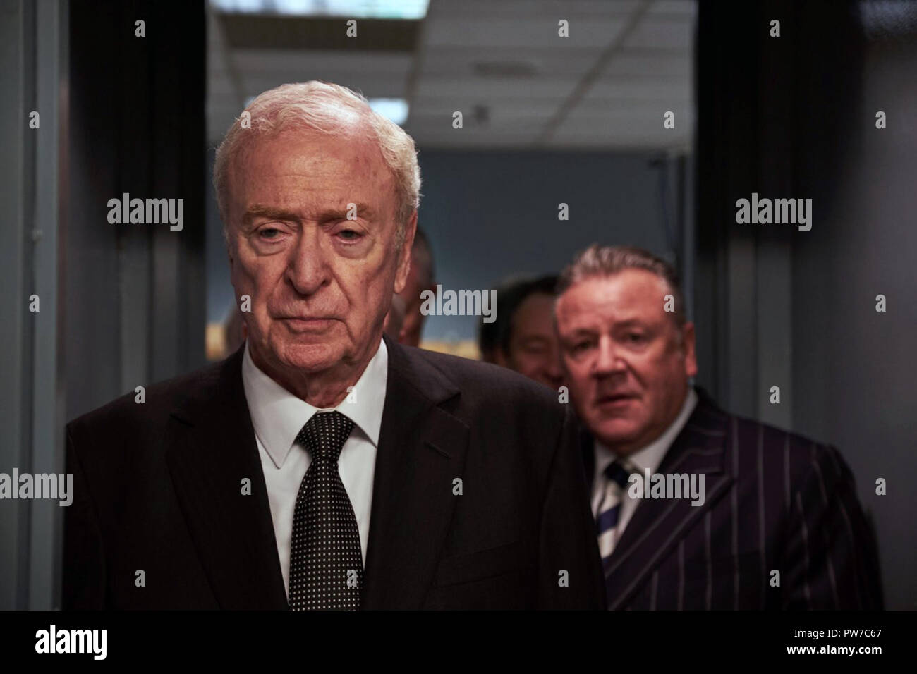 Il re dei ladri è un 2018 British Crime film basato su Hatton Garden cassetta di sicurezza antiintrusione di 2015. Diretto da James Marsh, il film stelle Michael Caine, Tom Courtenay, michael Gambon, Charlie Cox, Jim Broadbent, Paul Whitehouse e Ray Winstone. Questa fotografia è per il solo uso editoriale ed è il copyright del film company e/o il fotografo assegnato dal film o società di produzione e può essere riprodotto solo da pubblicazioni in congiunzione con la promozione del film di cui sopra. Un credito per il film company è richiesto. Il fotografo deve anche essere accreditato quando kno Foto Stock