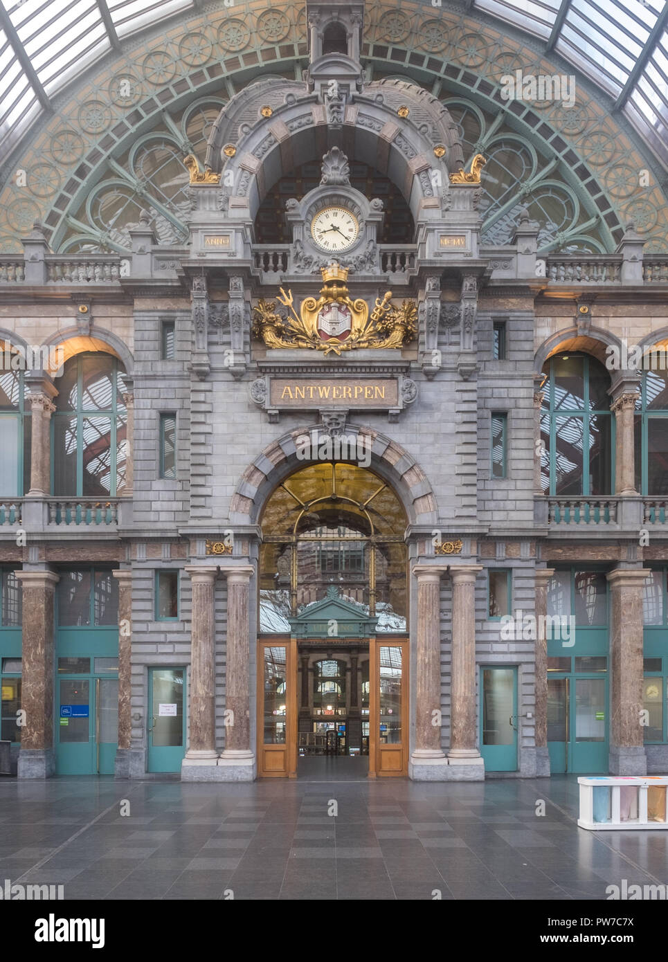 All'interno della bella e storica stazione centrale di Antwerp Foto Stock