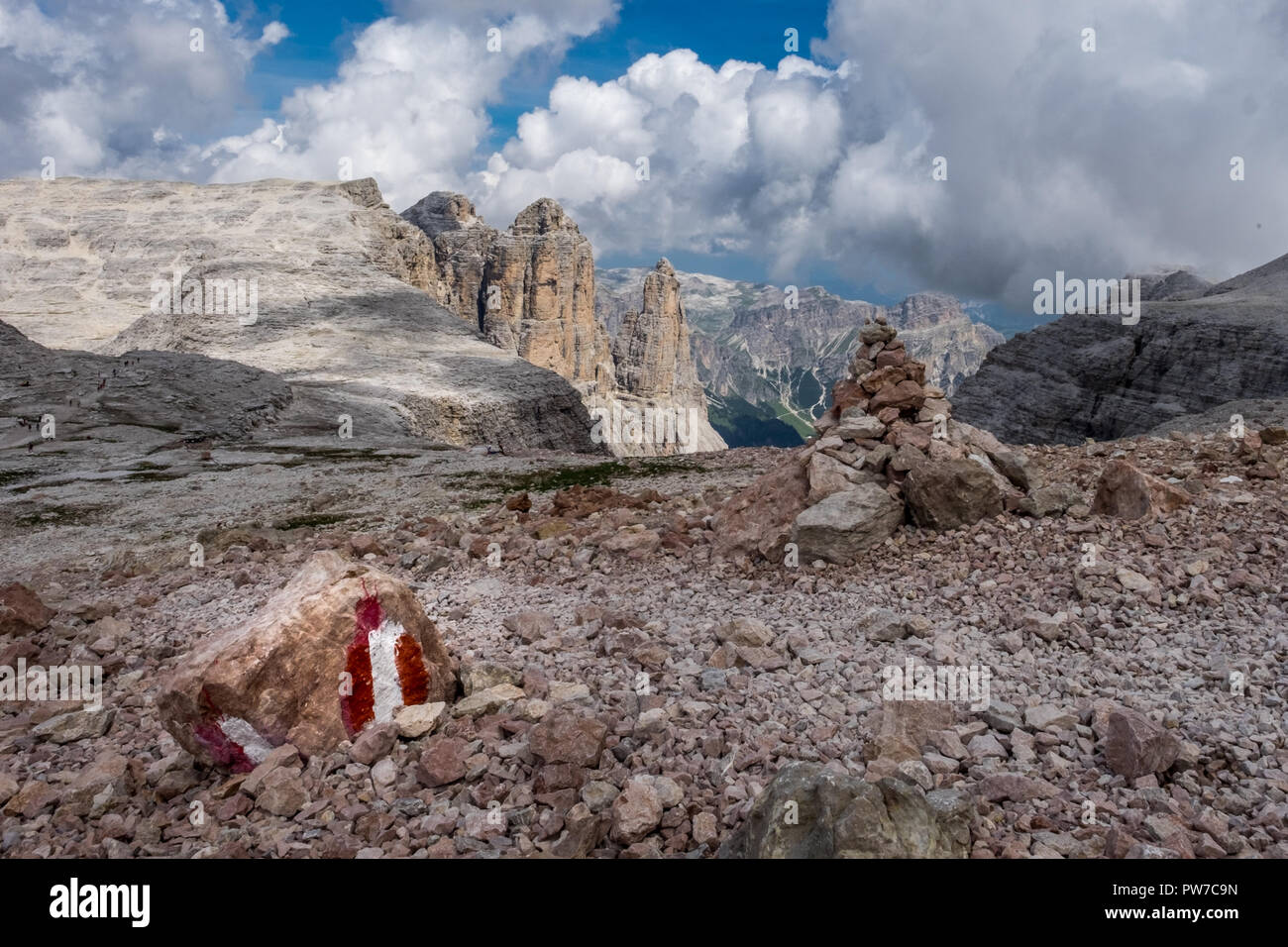 Il bianco e il rosso escursionismo marker con spettacolari cime dolomitiche in background, Foto Stock