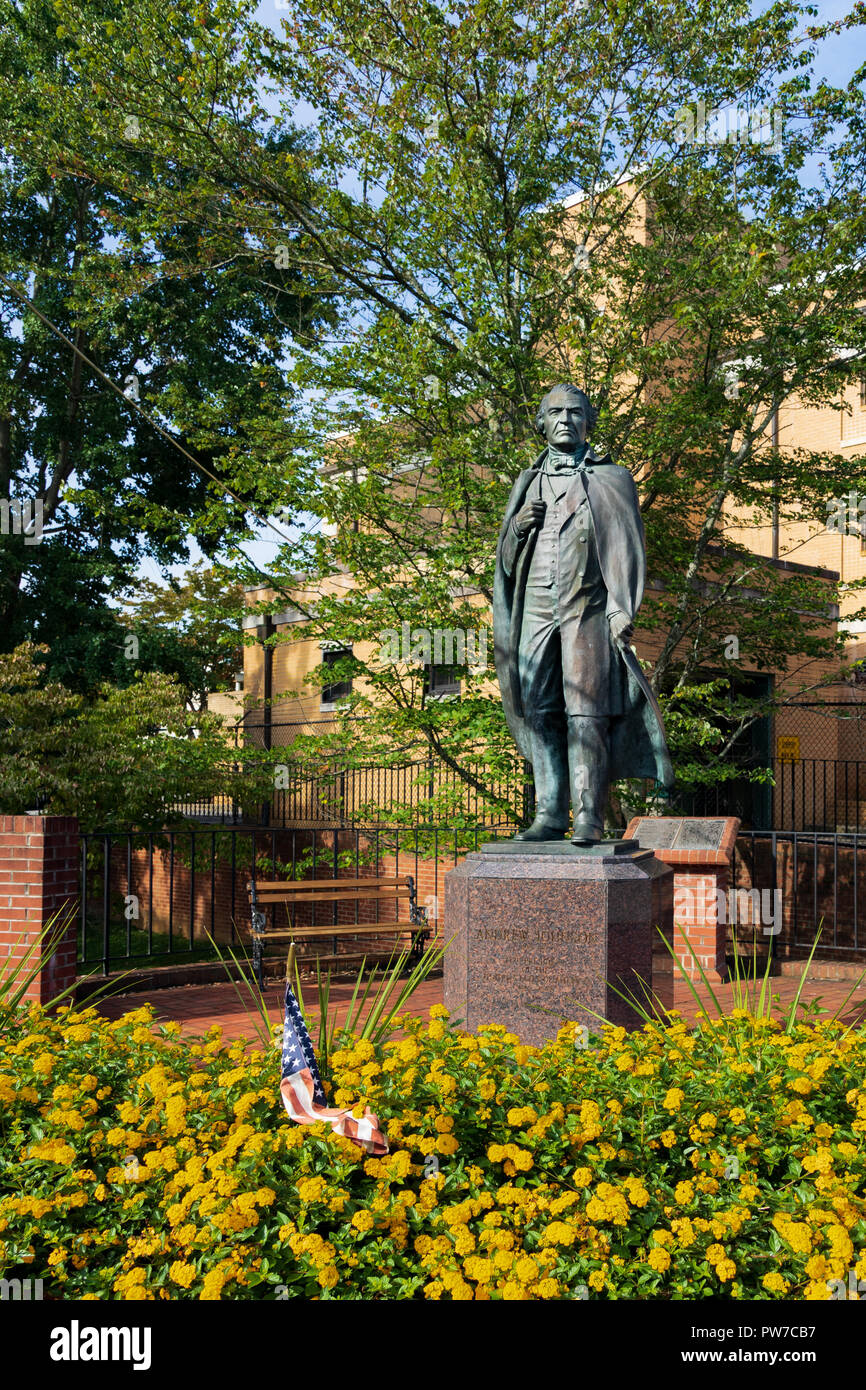 Greeneville, TN, Stati Uniti d'America-10-2-18: una statua del presidente Andrew Johnson sorge nell'Andrew Johnson National Historic Site in Greeneville. Foto Stock