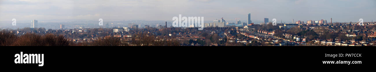 Leeds Skyline Panorama ripreso da Primrose Valley Park a Leeds, West Yorkshire. Foto Stock
