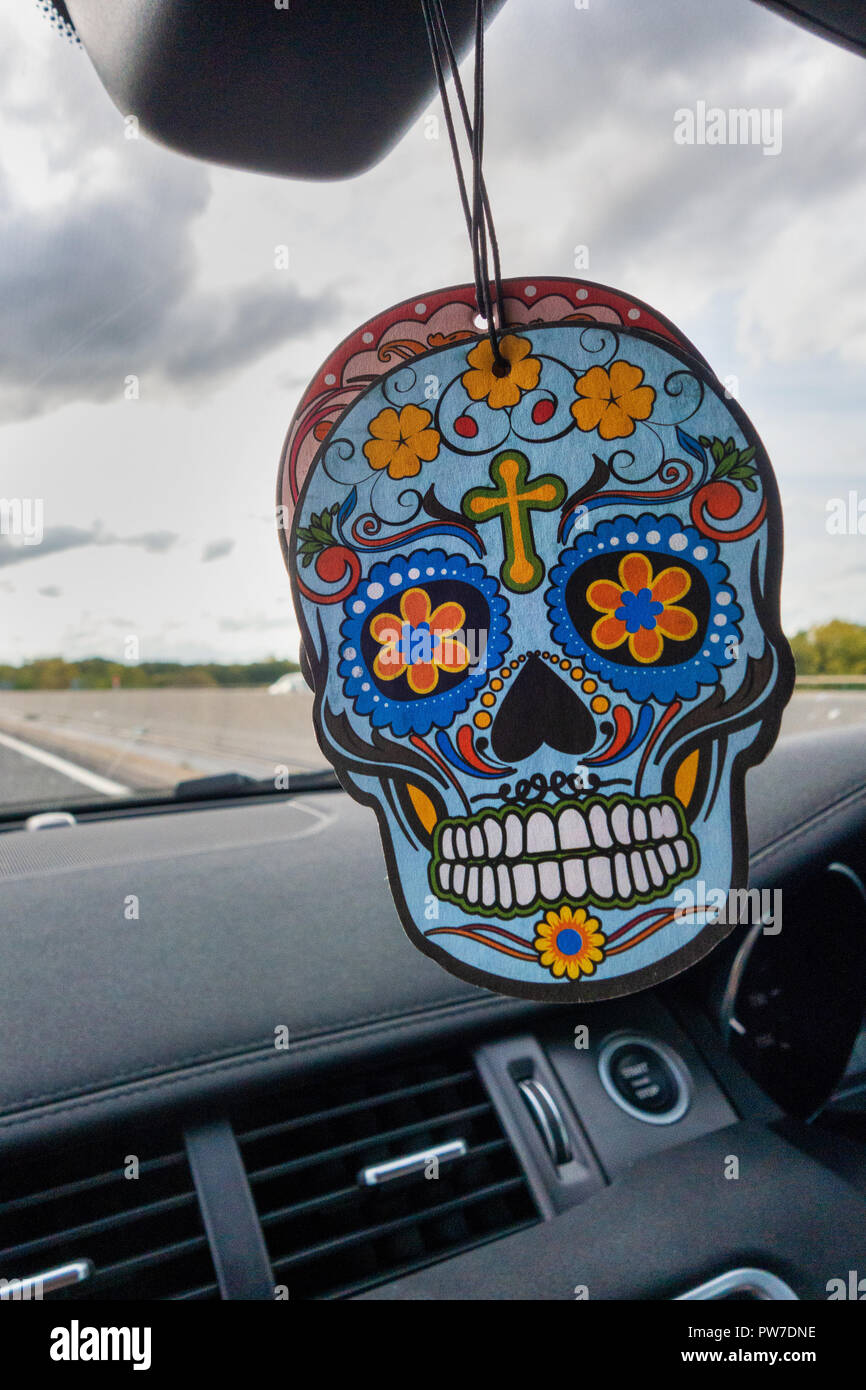 Il giorno dei morti arte astratta sul cranio appeso Car Air freshener Foto Stock