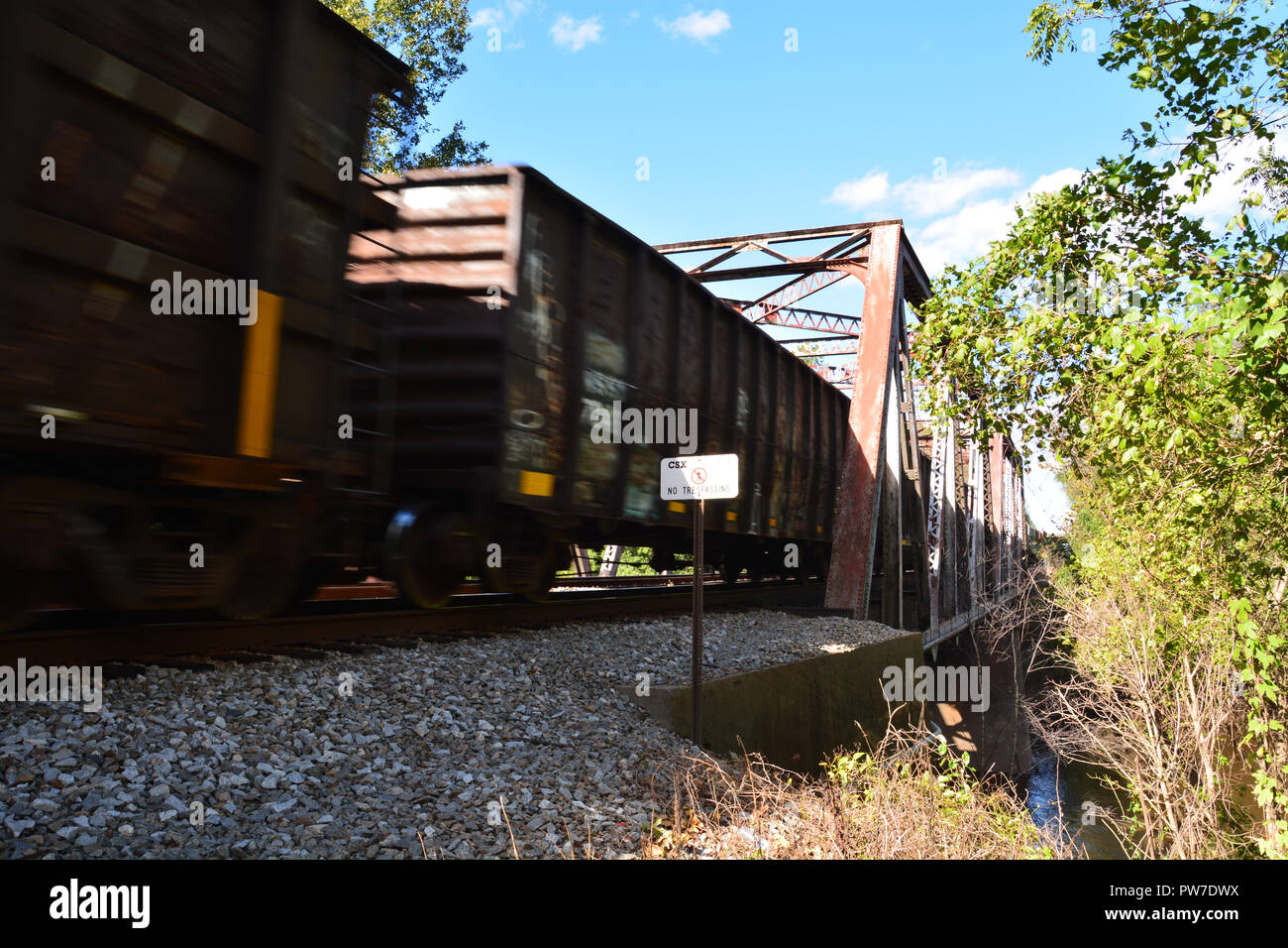 Un treno merci passa sopra il fiume di catrame su un traliccio in acciaio ponte di Rocky Mount, North Carolina. Foto Stock