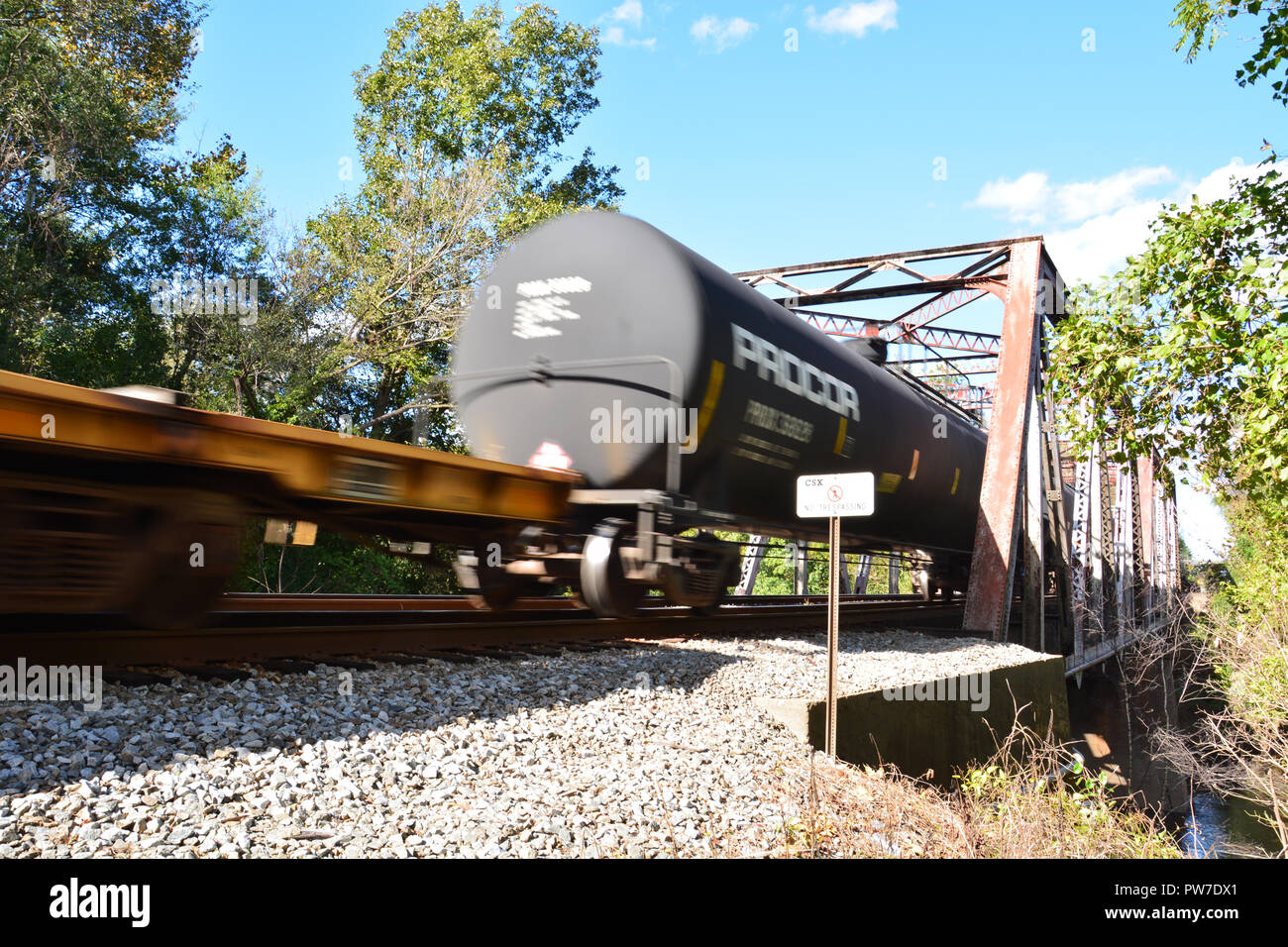 Un treno merci passa sopra il fiume di catrame su un traliccio in acciaio ponte di Rocky Mount, North Carolina. Foto Stock