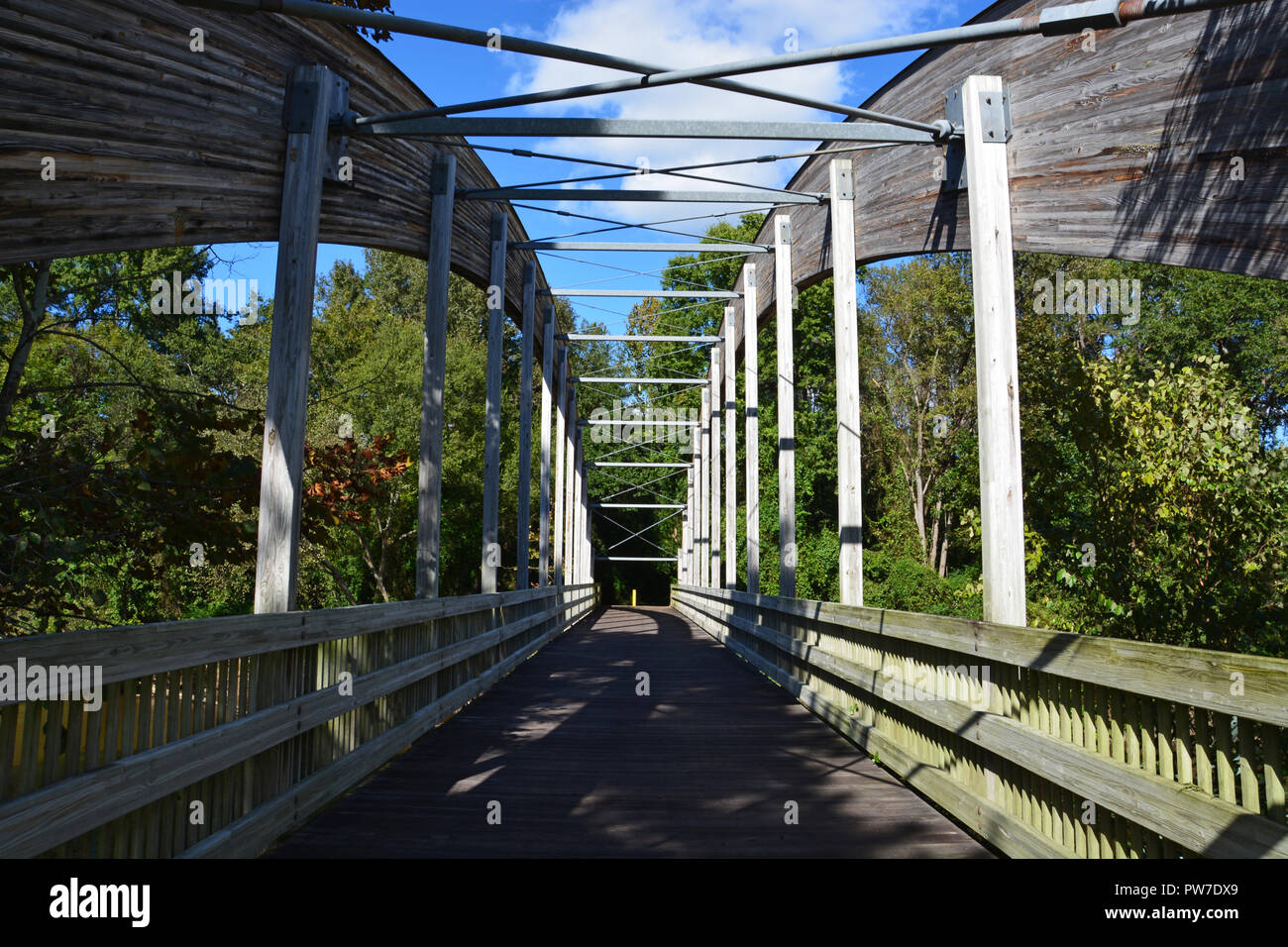 Guardando verso il basso un piede legno ponte per una pista ciclabile sopra il fiume di catrame di Rocky Mount, North Carolina. Foto Stock