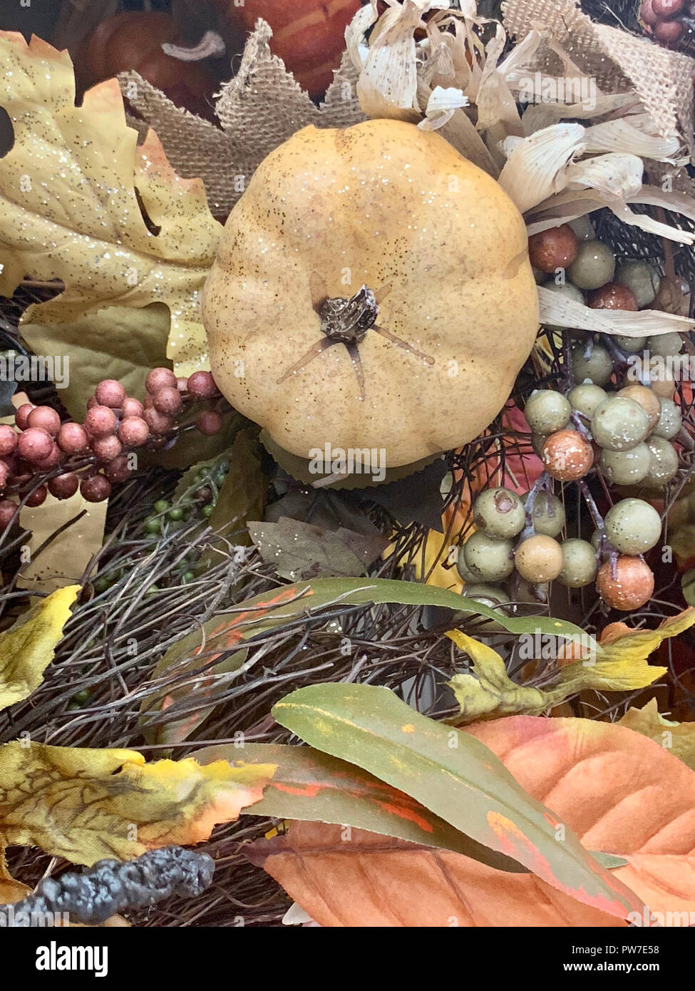 Un composito di naturale di elementi decorativi raffiguranti la stagione autunnale in orientamento verticale. Foto Stock