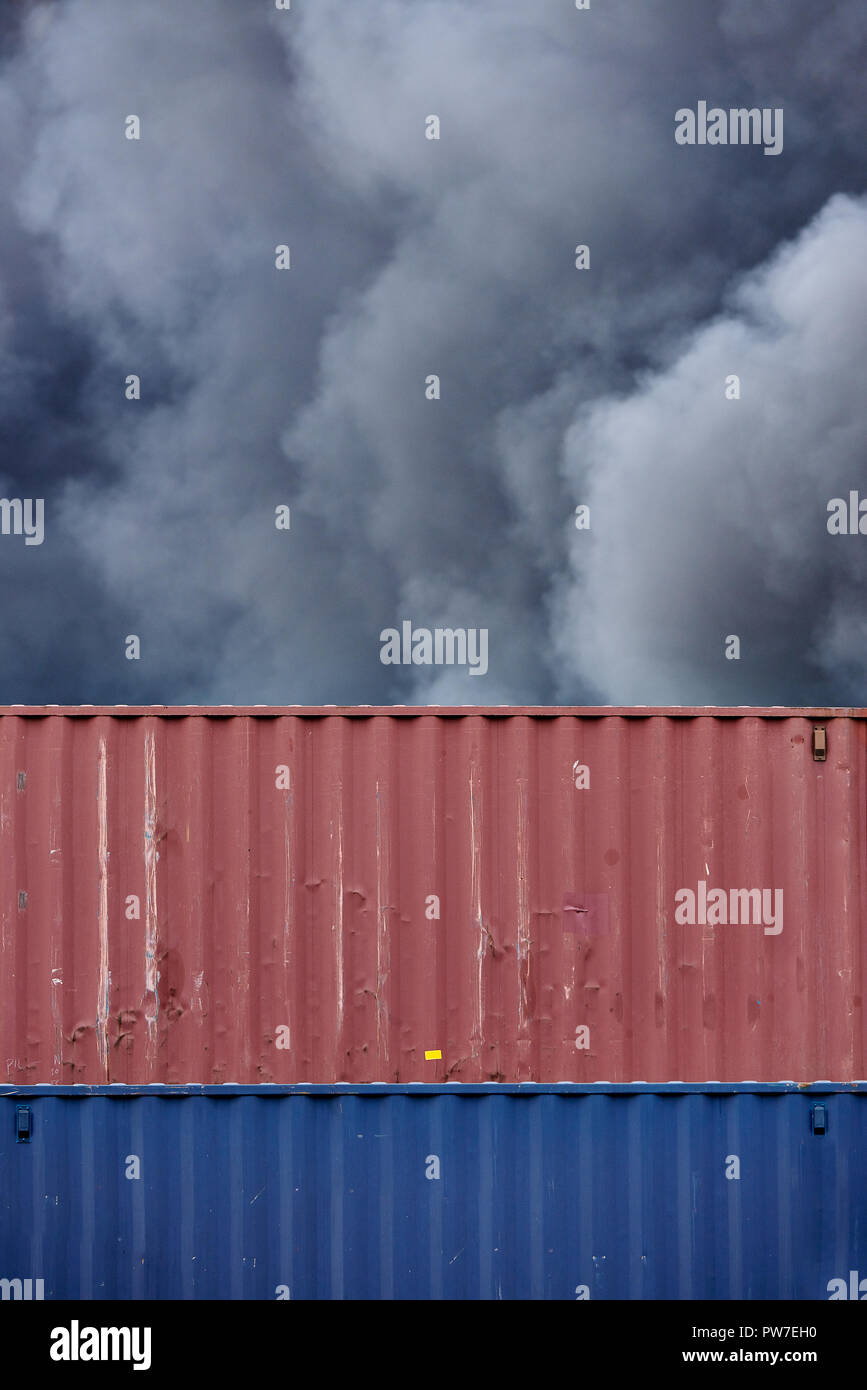 Abstract visualizzazione grafica dei contenitori di spedizione con pennacchi di fumo tossico da un incendio industriale. Foto Stock