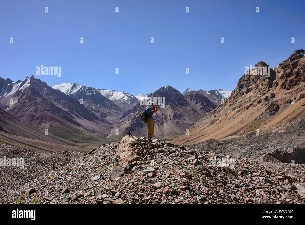 Trekking nel bellissimo lago Khafrazdara, Tajik National Park, al Tagikistan Foto Stock