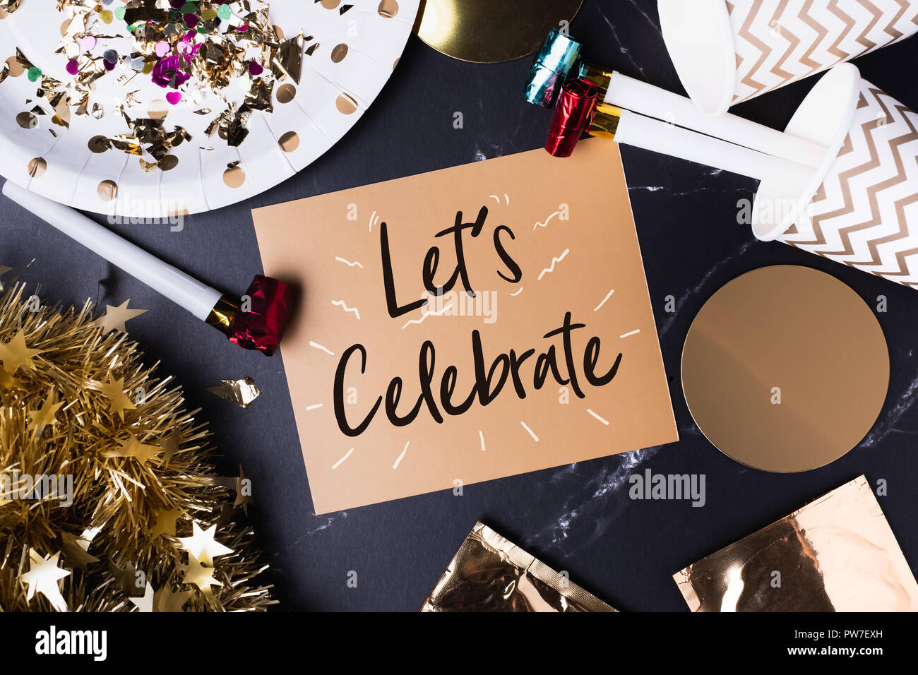 Vogliamo festeggiare (scrittura) su golden biglietto di auguri con doodle linea con party cup,parte soffiante,tinsel,coriandoli.Festa tabella di tempo vista superiore Foto Stock