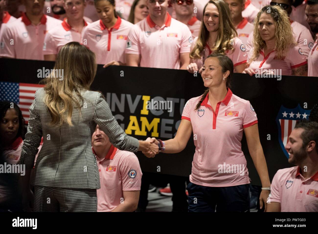 Melania Trump, First Lady degli Stati Uniti d'America, scuote le mani con il Team U.S. Il capitano, U.S. Air Force Capt. Christy saggio durante un ricevimento prima della cerimonia di apertura del 2017 Invictus giochi presso la Air Canada Centre a Toronto in Canada. sett. 23, 2017. La Invictus Giochi, fondata nel 2014 dal Regno Unito il principe Harry, è progettato per utilizzare la potenza dello sport ad ispirare il recupero, sostenere azioni di riabilitazione e di generare una più ampia comprensione e rispetto per coloro che servono il loro paese e per i loro cari. Foto Stock