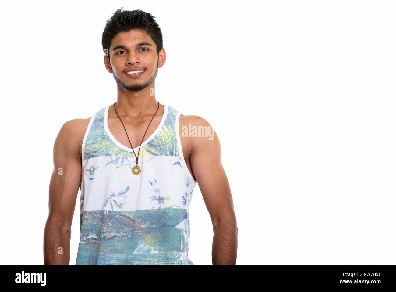 Studio shot di felice muscolare Indian uomo sorridente Foto Stock