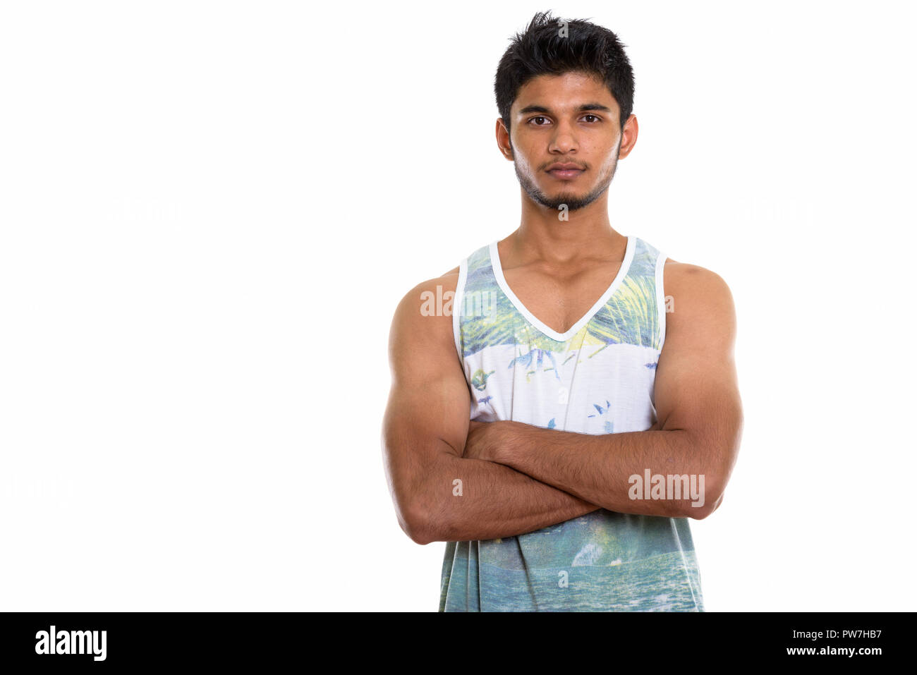 Studio shot di giovani bello uomo indiano con le braccia incrociate Foto Stock