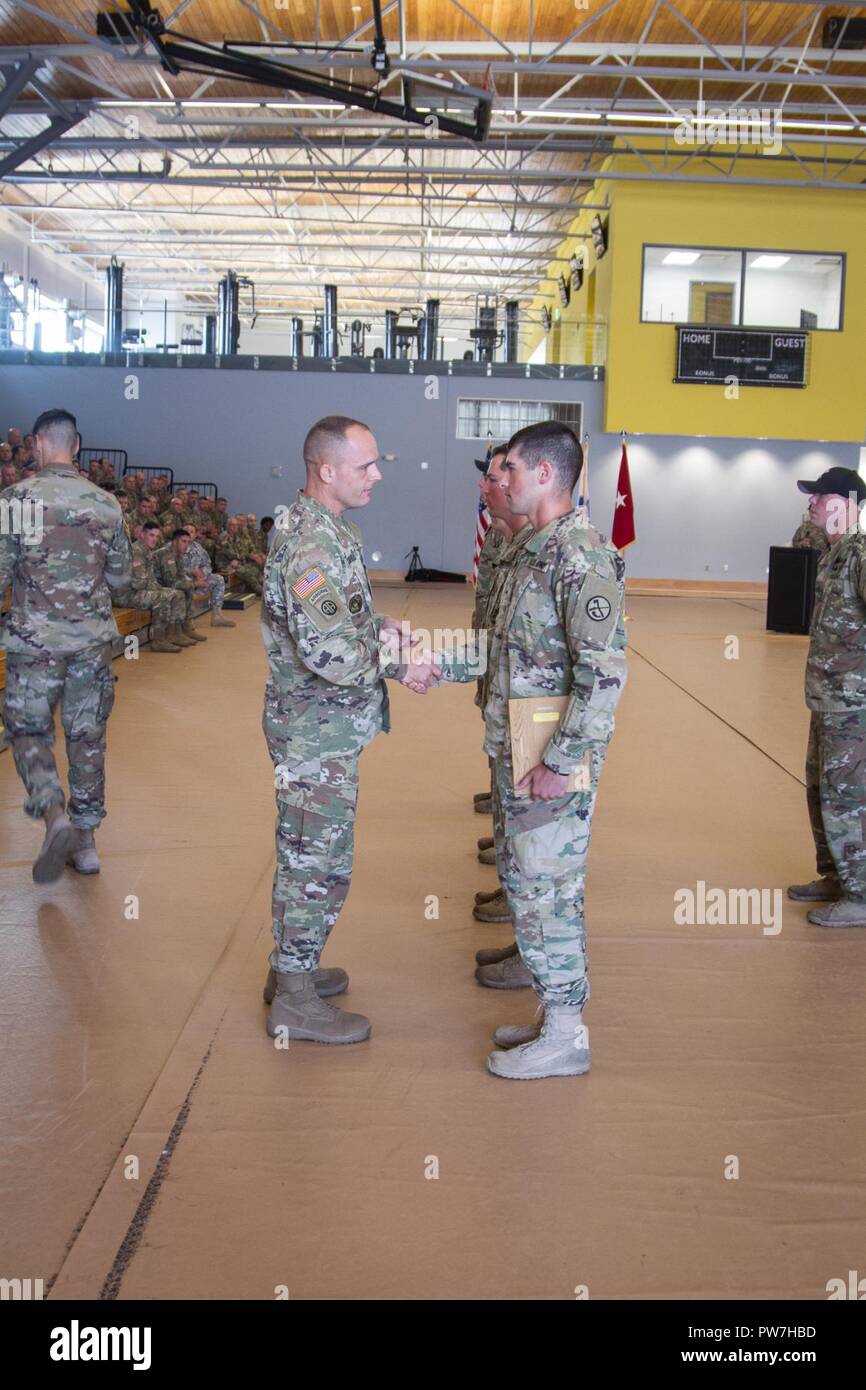 In un cermony tenutasi il 22 settembre 2017, gli studenti di Air Assault 307-17 classe sono presentate le loro ali e graduazione certificati. Più della metà della classe sono West Virginia guardie nazionali. Il discorso di apertura per la laurea era Brigadiere Generale Russell gru, Vice aiutante generale West Virginia Guardia Nazionale. La cerimonia si è svolta su Camp Dawson Kingwood, West Virginia. Foto Stock