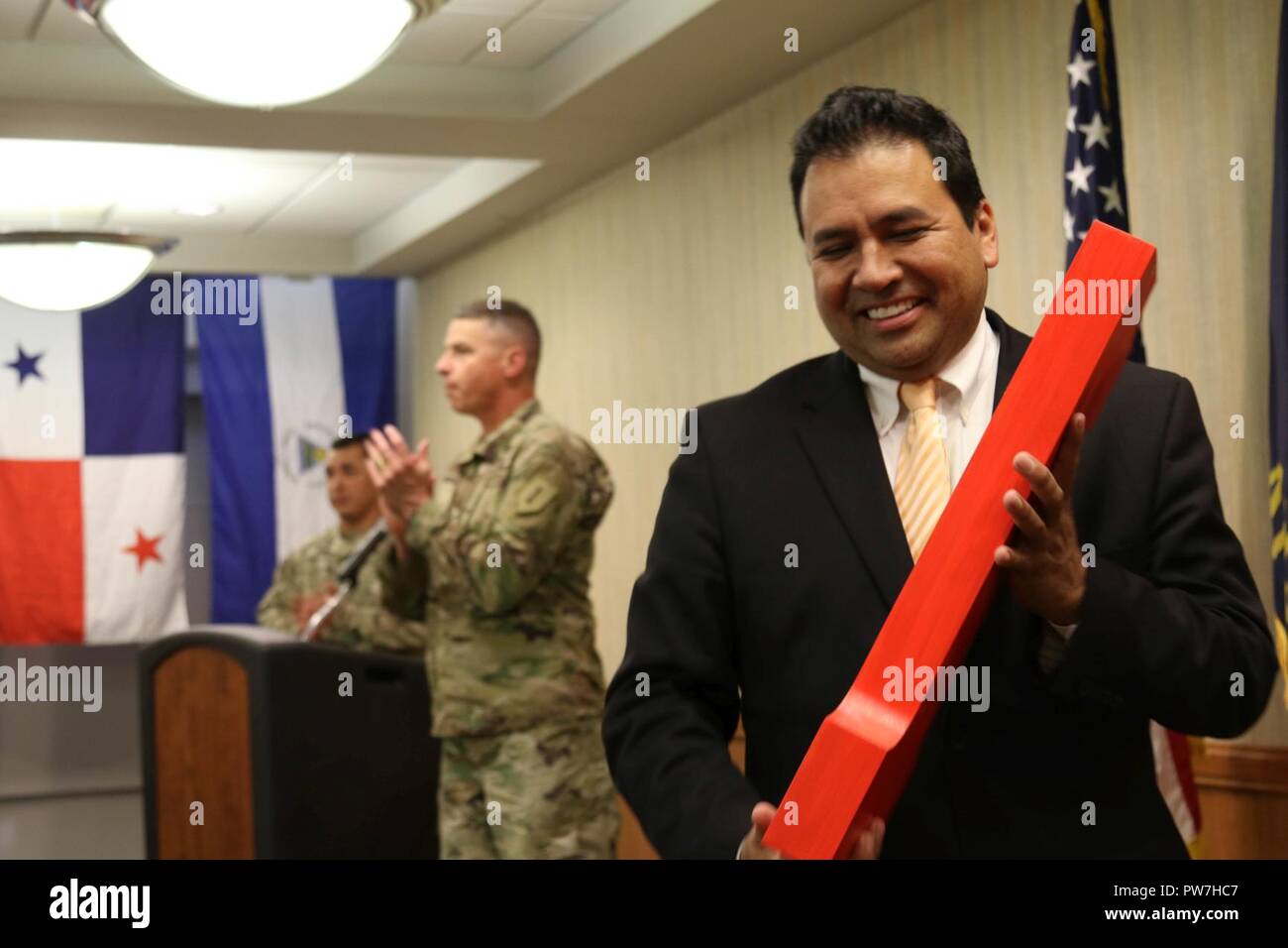 Carlos Gomez, Presidente e CEO della ispanica Camera di Commercio di maggiore Kansas City, sorride dopo la ricezione di un di legno Big Red One come un dono per essere il keynote altoparlante durante una eredità ispanica mese celebrazione presso la Riley Conference Center su Fort Riley, Kansas, Sett. 20. Gomez ha descritto il passato presente e futuro sfide che si trovano ad affrontare la comunità ispanica nonché i contributi della Comunità e il potenziale nel plasmare la nazione. (Sgt. Michael C. Roach, XIX Affari pubblici distacco) Foto Stock