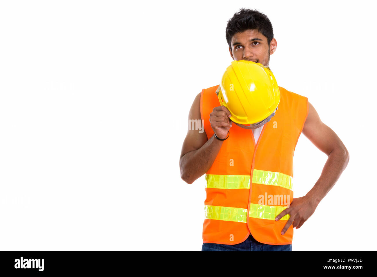 Bel giovane uomo indiano operaio che ricopre la faccia con Foto Stock