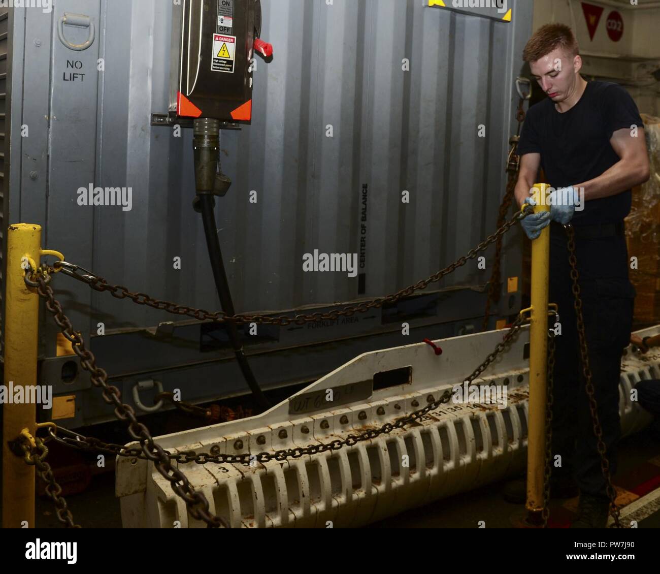 Golfo Arabico (sett. 23, 2017) DEGLI STATI UNITI Aviazione Navale delle attrezzature di supporto tecnico Airman Kyle Byrne, dal Ramo Fiorito, Ga., sostituisce un montante metallico confine dopo la sua rimozione per spostare le parti in un hangar bay a bordo della portaerei USS Nimitz CVN (68), Sett. 23, 2017, nel Golfo Arabico. Nimitz è distribuito negli Stati Uniti Quinta Flotta area di operazioni a sostegno di funzionamento inerenti a risolvere. Mentre in questa regione la nave e strike gruppo stanno conducendo le operazioni di sicurezza marittima per rassicurare gli alleati e partner, preservare la libertà di navigazione e di mantenere il libero flusso di commercio. Foto Stock Golfo Arabico (sett. 23, 2017) DEGLI STATI UNITI Aviazione Navale delle attrezzature di supporto tecnico Airman Kyle Byrne, dal Ramo Fiorito, Ga., sostituisce un montante metallico confine dopo la sua rimozione per spostare le parti in un hangar bay a bordo della portaerei USS Nimitz CVN (68), Sett. 23, 2017, nel Golfo Arabico. Nimitz è distribuito negli Stati Uniti Quinta Flotta area di operazioni a sostegno di funzionamento inerenti a risolvere. Mentre in questa regione la nave e strike gruppo stanno conducendo le operazioni di sicurezza marittima per rassicurare gli alleati e partner, preservare la libertà di navigazione e di mantenere il libero flusso di commercio. Foto Stock