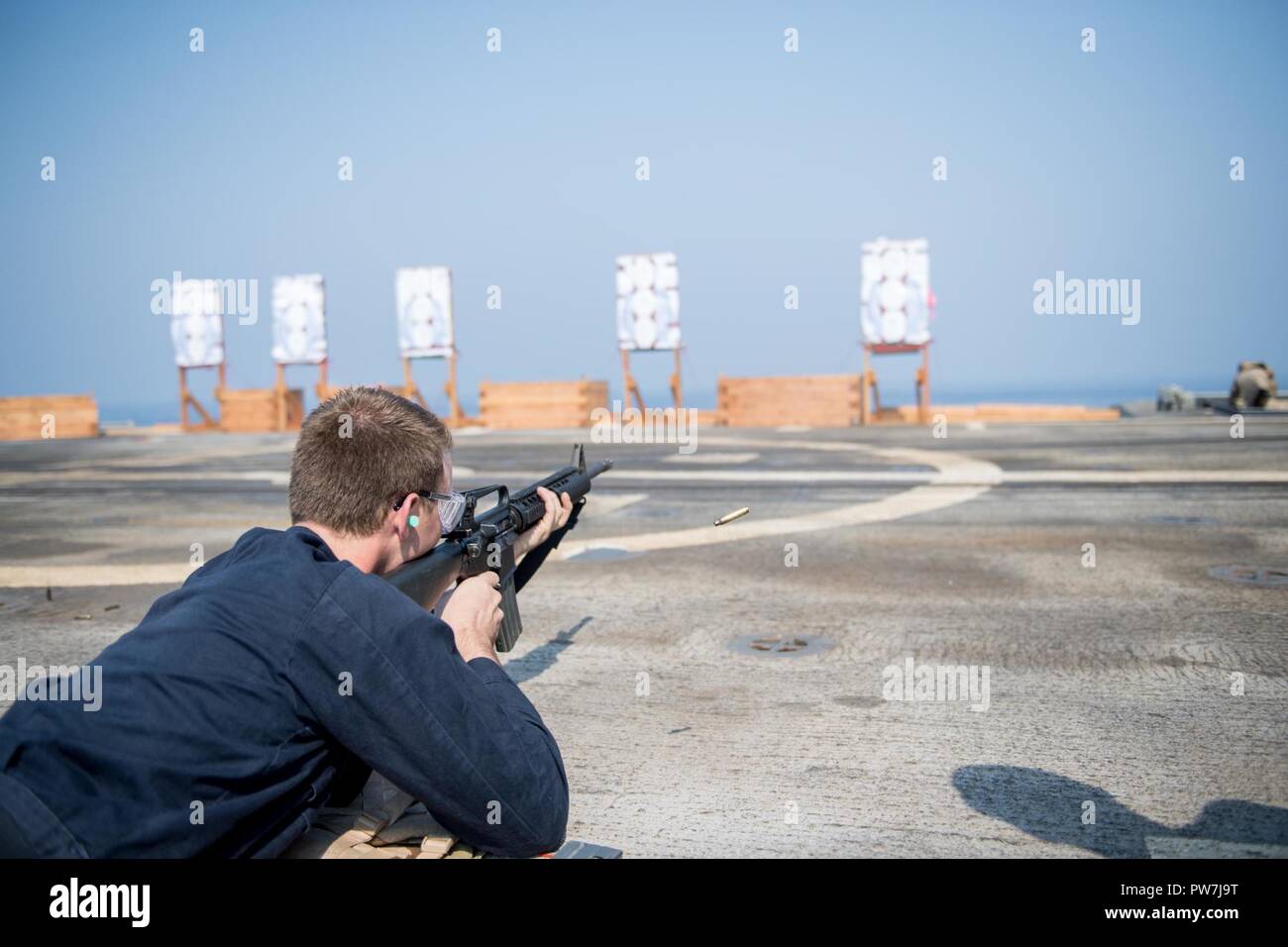 Golfo Arabico (sett. 20, 2017) marinaio AJ Daugherty, da Thunder Bay City, Canada, incendi un M4A1 carbine durante un piccoli bracci corso di qualificazione sul ponte di volo dell'Ticonderoga-class guidato-missili cruiser USS Princeton (CG 59). Princeton è distribuito negli Stati Uniti Quinta Flotta area di operazioni a sostegno della sicurezza marittima operazioni destinate a rassicurare gli alleati e partner e preservare la libertà di navigazione e il libero flusso di commercio nella regione. Foto Stock Golfo Arabico (sett. 20, 2017) marinaio AJ Daugherty, da Thunder Bay City, Canada, incendi un M4A1 carbine durante un piccoli bracci corso di qualificazione sul ponte di volo dell'Ticonderoga-class guidato-missili cruiser USS Princeton (CG 59). Princeton è distribuito negli Stati Uniti Quinta Flotta area di operazioni a sostegno della sicurezza marittima operazioni destinate a rassicurare gli alleati e partner e preservare la libertà di navigazione e il libero flusso di commercio nella regione. Foto Stock