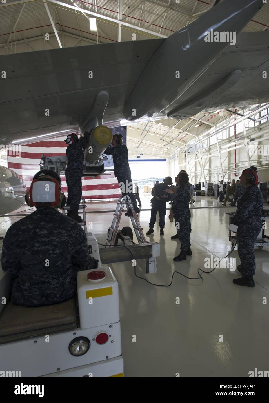 OAK HARBOR, nello Stato di Washington (Sett. 20, 2017) velisti assegnati per Patrol Squadron (VP) 4, caricare un modulo AGM-84D arpione su un P-8A Poseidon aeromobile durante una delle armi convenzionali competenza tecnica di ispezione. VP-4 continuerà a condurre ispezioni di competenza durante lo squadrone interdeployment del ciclo di preparazione. Foto Stock