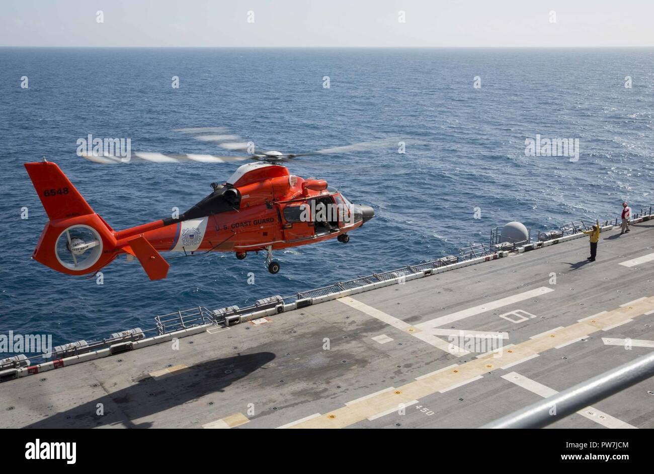 Mar dei Caraibi (sett. 24, 2017) un U.S. Coast Guard MH-60 Delfino elicottero decolla dopo il rifornimento di carburante sul ponte di volo a bordo di un assalto anfibio nave USS Kearsarge (LHD 3). Kearsarge è assistere con i soccorsi dopo il passaggio dell uragano Maria. Il Dipartimento della difesa è di sostenere la Federal Emergency Management Agency, il piombo agenzia federale per aiutare coloro che sono stati colpiti dall uragano Maria per ridurre al minimo la sofferenza ed è un componente del complessivo intero-di-risposta del governo sforzo. Foto Stock