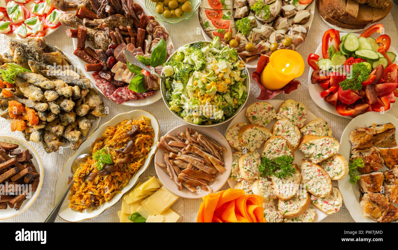 Tabella riempita con spuntini e il tradizionale orientale (Lituano) alimenti per una festa di celebrazione. Foto Stock