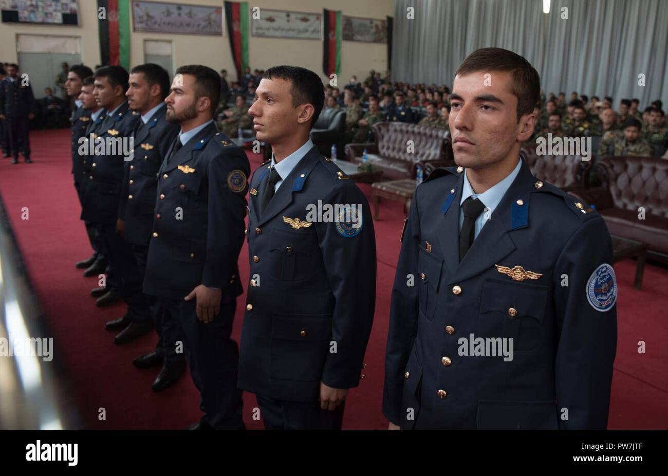 Nuovo Afghan Air Force luogotenenti stand ad attenzione prima di ricevere i loro diplomi di laurea sett. 25, 2017, a Kabul, Afghanistan. Nintey-otto cadetti laureato dal 2017 Afghan Air Force Academy di classe e andrà al treno come piloti, operazioni e manutenzione degli ufficiali in Afghanistan del servizio aereo. Foto Stock