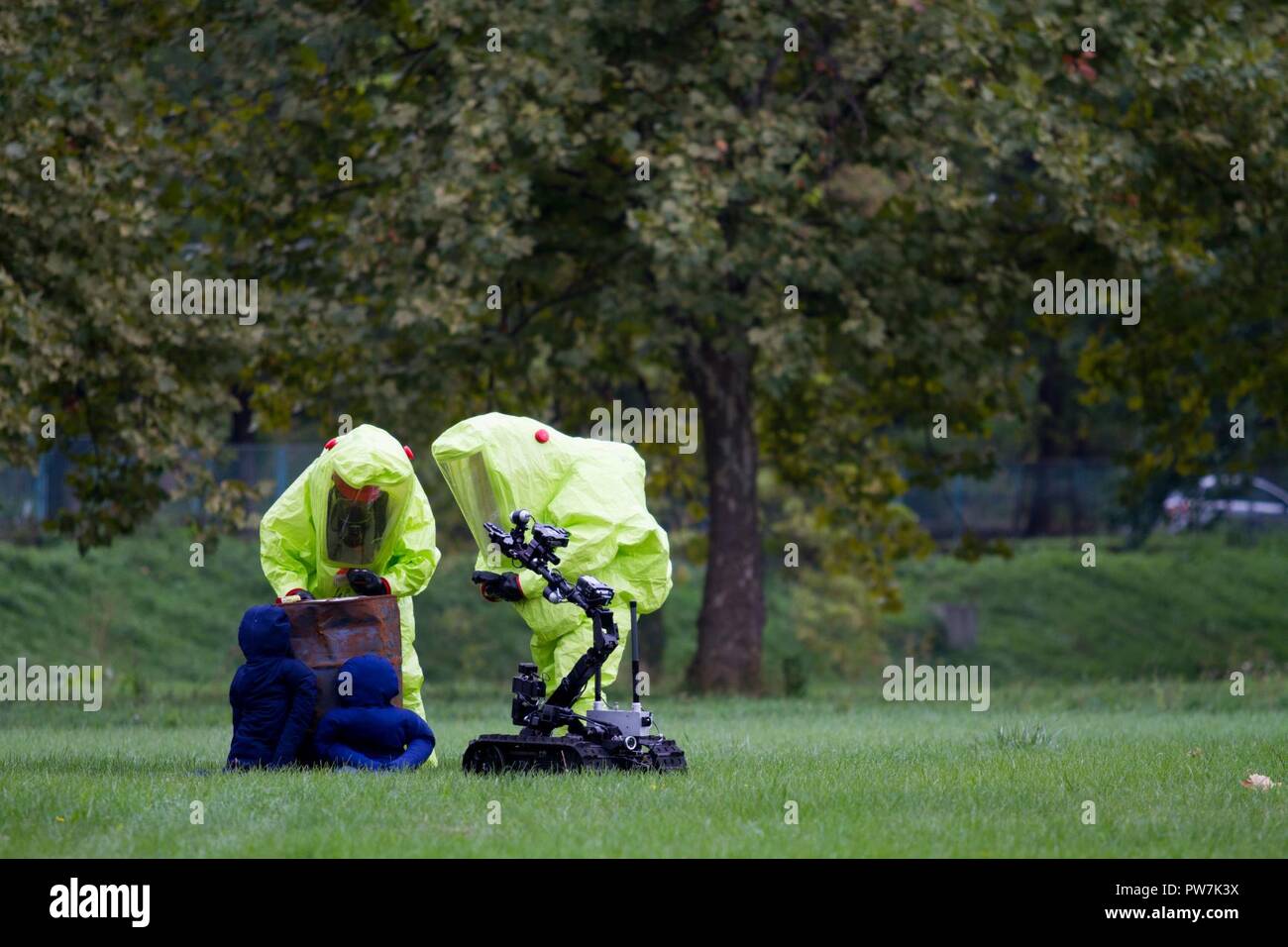 Civile 773rd del Team di supporto Talon flussi robot riprese video di un Italiano chimici, biologici, radiologici e nucleari (CBRN) team così il personale può osservare da una distanza di sicurezza mentre il team CBRN conduce il campo Classificazione presso un demo di funzionalità durante euro-atlantica di risposta di emergenza del Centro di Coordinamento di gestione delle conseguenze esercizio "Bosna i Hercegovina 2017' in Tulza, Bosnia e Erzegovina, Sett. 25 Foto Stock