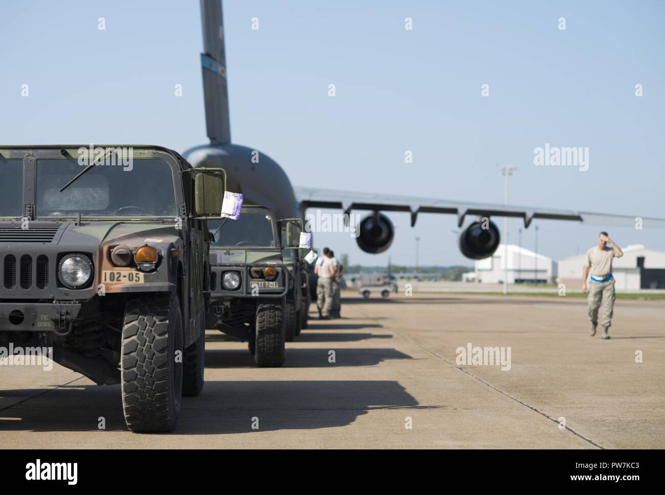 I membri dal 914th disponibilità logistica Squadron e il trentesimo porta antenna squadrone facilitano il caricamento di 10 humvees su un C-17 Globemaster destinata per gli Stati Uniti Isole Vergini, Settembre 26, 2017, Niagara Falls riserva d'aria Stazione, N.Y. Il 105° della Polizia Militare azienda da Buffalo N.Y. lungo con circa una dozzina di New York Stato Troopers sarà la distribuzione per il supporto di uragano soccorsi. Foto Stock