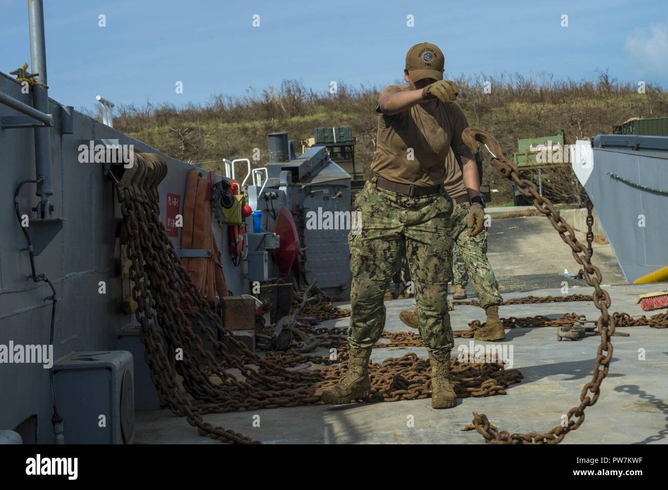 PUERTO RICO, (sett. 24, 2017) - di Boatswain Mate 2a classe Sharon Estrada, assegnato a Assault Craft due unità, sposta le catene sul ponte di una landing craft utility dopo lo sbarco di truppe e di carico nel Porto Rico, Sett. 24, 2017. Il Dipartimento della difesa è il supporto di Federal Emergency Management Agency (FEMA), il piombo agenzia federale, per aiutare le persone colpite dall'uragano Maria per ridurre al minimo la sofferenza ed è un componente del complessivo intero-di-risposta del governo sforzo. Foto Stock