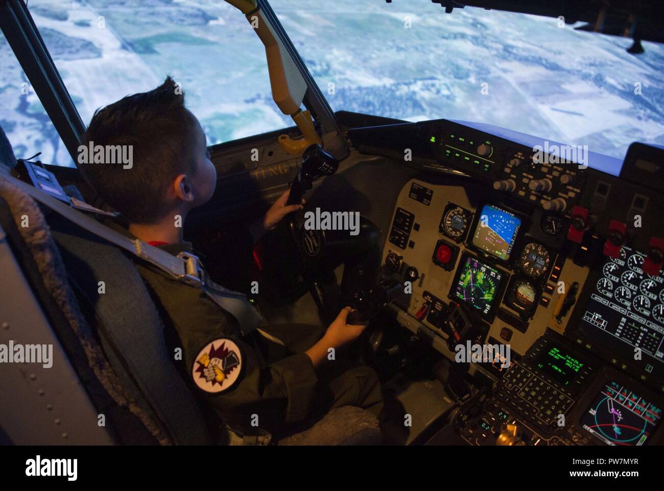Toby Lee, 8 piloti una KC-135 Stratotanker del simulatore di volo durante un progetto pilota per un evento della durata di un giorno sett. 22, 2017, a Fairchild Air Force Base, Washington. Di Toby simulatore di volo incluso esperienza di decollo ed atterraggio dell'aeromobile, volando sul centro di Spokane, Hawaii e di eseguire quattro rulli. Egli ha concluso la sua esperienza di volo dimostrando la sua nuova abilità di pilotaggio per la sua famiglia, che spiega che cosa ogni controllo era per l. Foto Stock Toby Lee, 8 piloti una KC-135 Stratotanker del simulatore di volo durante un progetto pilota per un evento della durata di un giorno sett. 22, 2017, a Fairchild Air Force Base, Washington. Di Toby simulatore di volo incluso esperienza di decollo ed atterraggio dell'aeromobile, volando sul centro di Spokane, Hawaii e di eseguire quattro rulli. Egli ha concluso la sua esperienza di volo dimostrando la sua nuova abilità di pilotaggio per la sua famiglia, che spiega che cosa ogni controllo era per l. Foto Stock