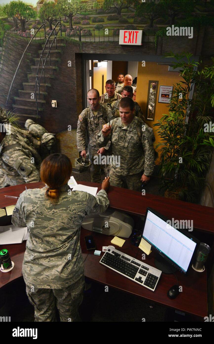 Stati Uniti I soldati dell esercito dal 2nd-183rd reggimento di cavalleria della Virginia Esercito Nazionale Guardia, processo, sebbene il personale di una funzione di distribuzione a Savannah Air National Guard Base, Savannah, Ga. Sett. 27, 2017. La Air National Guard si alzò un hub e spoke missioni fuori di Savannah a Puerto Rico per uragano Maria i soccorsi. Foto Stock