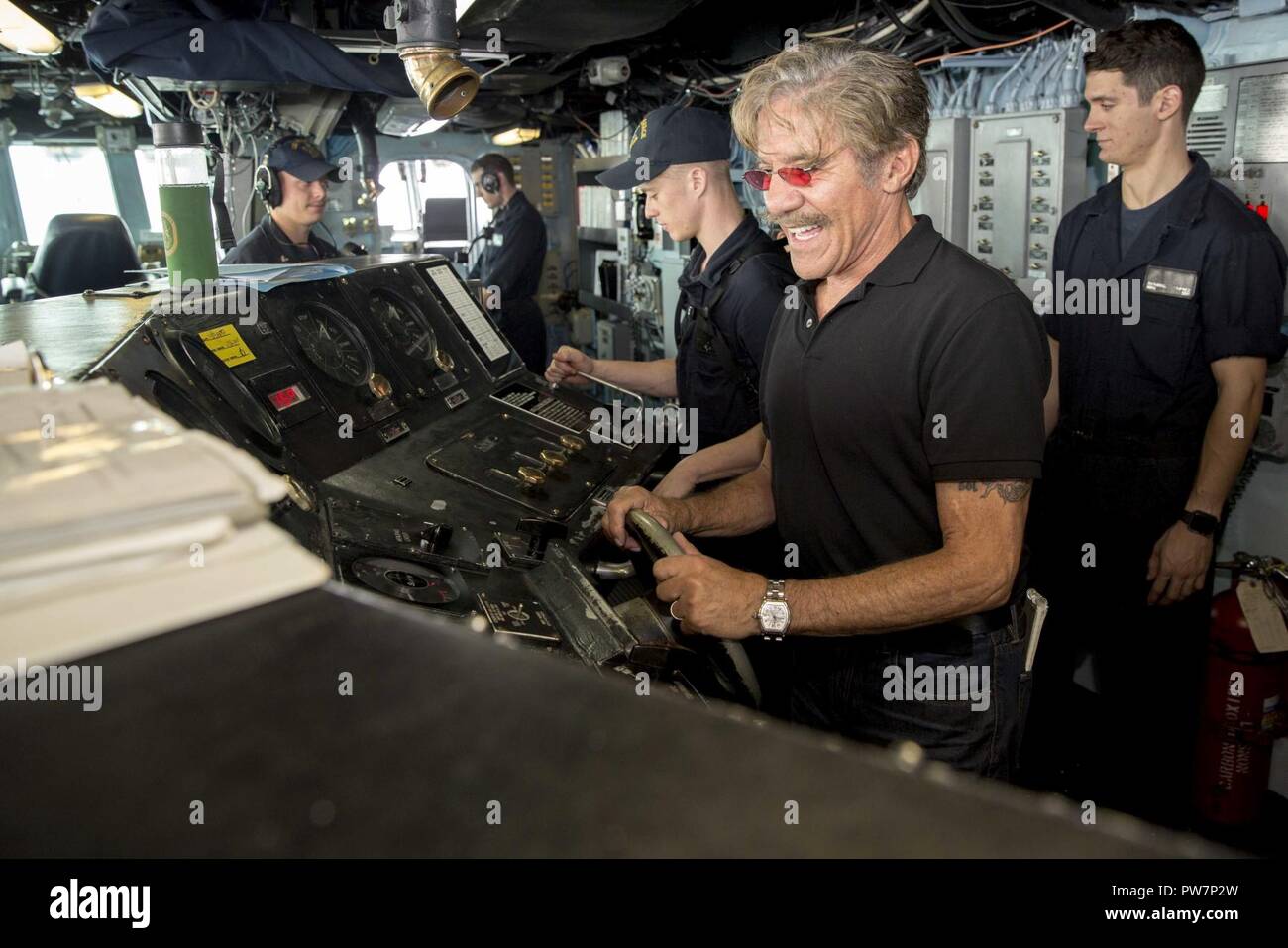 Mar dei Caraibi (sett. 26, 2017) Geraldo Rivera mans il timone sul ponte dell'assalto anfibio nave USS Kearsarge (LHD 3) durante una visita a bordo della nave per soddisfare l'equipaggio e di leadership. Kearsarge è assistere con i soccorsi dopo il passaggio dell uragano Maria. Il Dipartimento della difesa è il supporto di FEMA, il piombo agenzia federale, per aiutare le persone colpite dall'uragano Maria per ridurre al minimo la sofferenza ed è un componente del complessivo intero-di-risposta del governo sforzo. Foto Stock