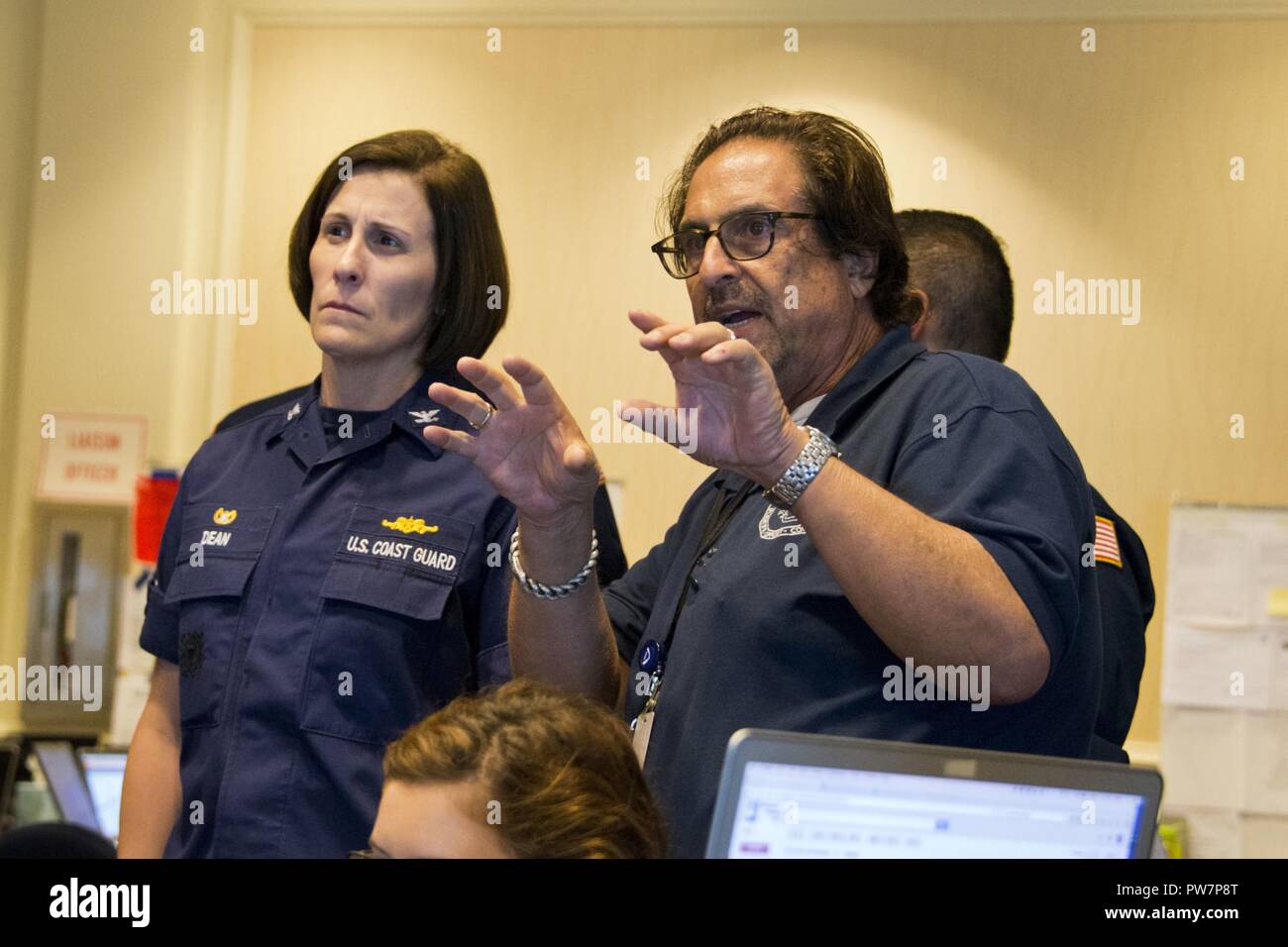 Il cap. Megan Dean, Comandante della Guardia Costiera di Miami di settore, riceve un briefing operativo da Bradford Benggio, un sostegno scientifico coordinatore per la National Oceanic and Atmospheric Administration, durante un tour del supporto di emergenza funzione 10 Incident Command Post stabilita in risposta al potenziale inquinamento associato a sfollati e affondata Navi dopo il passaggio dell uragano Irma, Sett. 27, 2017. Il settore Miami area di responsabilità si estende da Fort Pierce, Florida a Miami, gran parte della quale è stata colpita dall' uragano Irma. Foto Stock Il cap. Megan Dean, Comandante della Guardia Costiera di Miami di settore, riceve un briefing operativo da Bradford Benggio, un sostegno scientifico coordinatore per la National Oceanic and Atmospheric Administration, durante un tour del supporto di emergenza funzione 10 Incident Command Post stabilita in risposta al potenziale inquinamento associato a sfollati e affondata Navi dopo il passaggio dell uragano Irma, Sett. 27, 2017. Il settore Miami area di responsabilità si estende da Fort Pierce, Florida a Miami, gran parte della quale è stata colpita dall' uragano Irma. Foto Stock