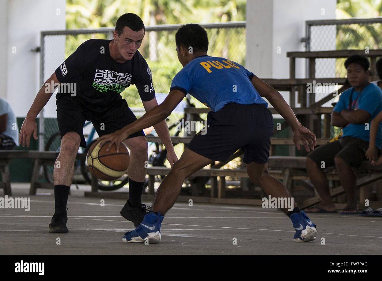 Stati Uniti Marine Cpl. Michael Cherry blocca un Philippine National Police officer durante un gioco di basket in Casiguran, Aurora, Filippine, Sett. 24, 2017. Umanitari bilaterali e civile e le attività di assistenza americana di abilitazione e di servizio di Filippino membri di conoscersi e di fornire sostegno alle comunità locali. La ciliegia è un affari civili specialista con III Marine forza expeditionary ed è nativo di Milton, Massachusetts. Foto Stock Stati Uniti Marine Cpl. Michael Cherry blocca un Philippine National Police officer durante un gioco di basket in Casiguran, Aurora, Filippine, Sett. 24, 2017. Umanitari bilaterali e civile e le attività di assistenza americana di abilitazione e di servizio di Filippino membri di conoscersi e di fornire sostegno alle comunità locali. La ciliegia è un affari civili specialista con III Marine forza expeditionary ed è nativo di Milton, Massachusetts. Foto Stock