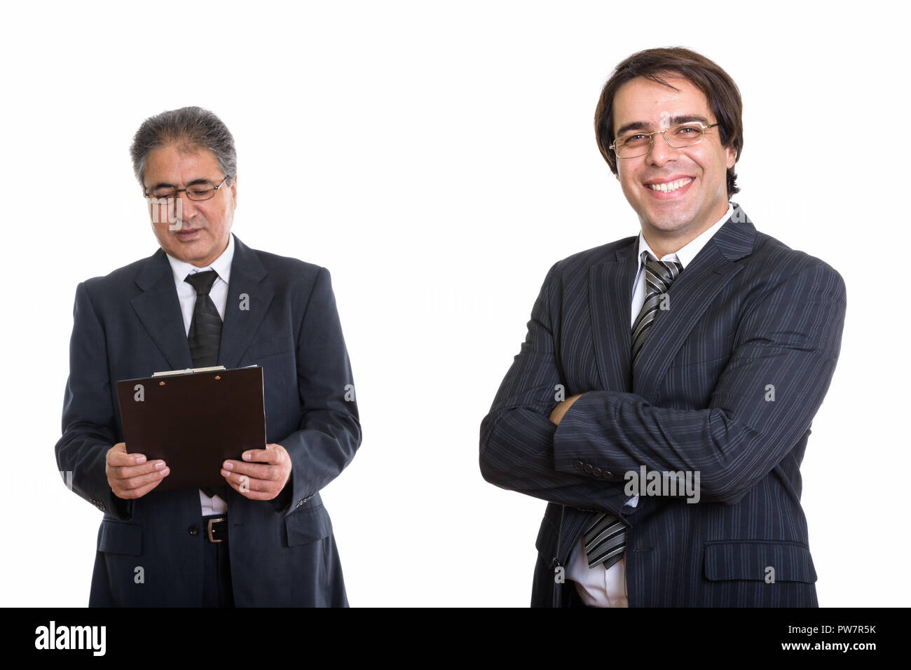 Felice giovane imprenditore persiano sorridente con le braccia incrociate e se Foto Stock