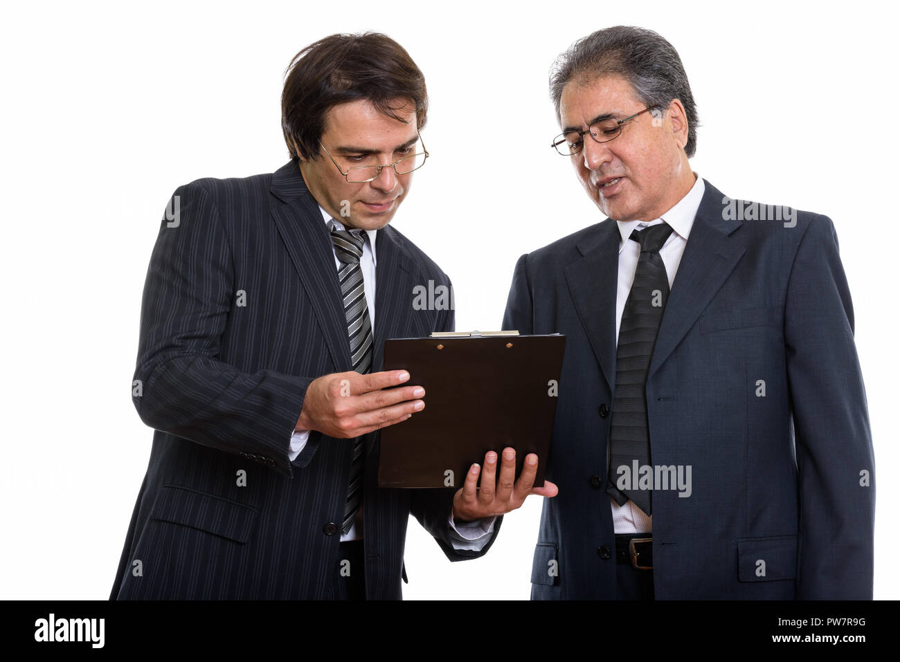 Giovane imprenditore persiano lettura sulla clipboard insieme con il sen Foto Stock