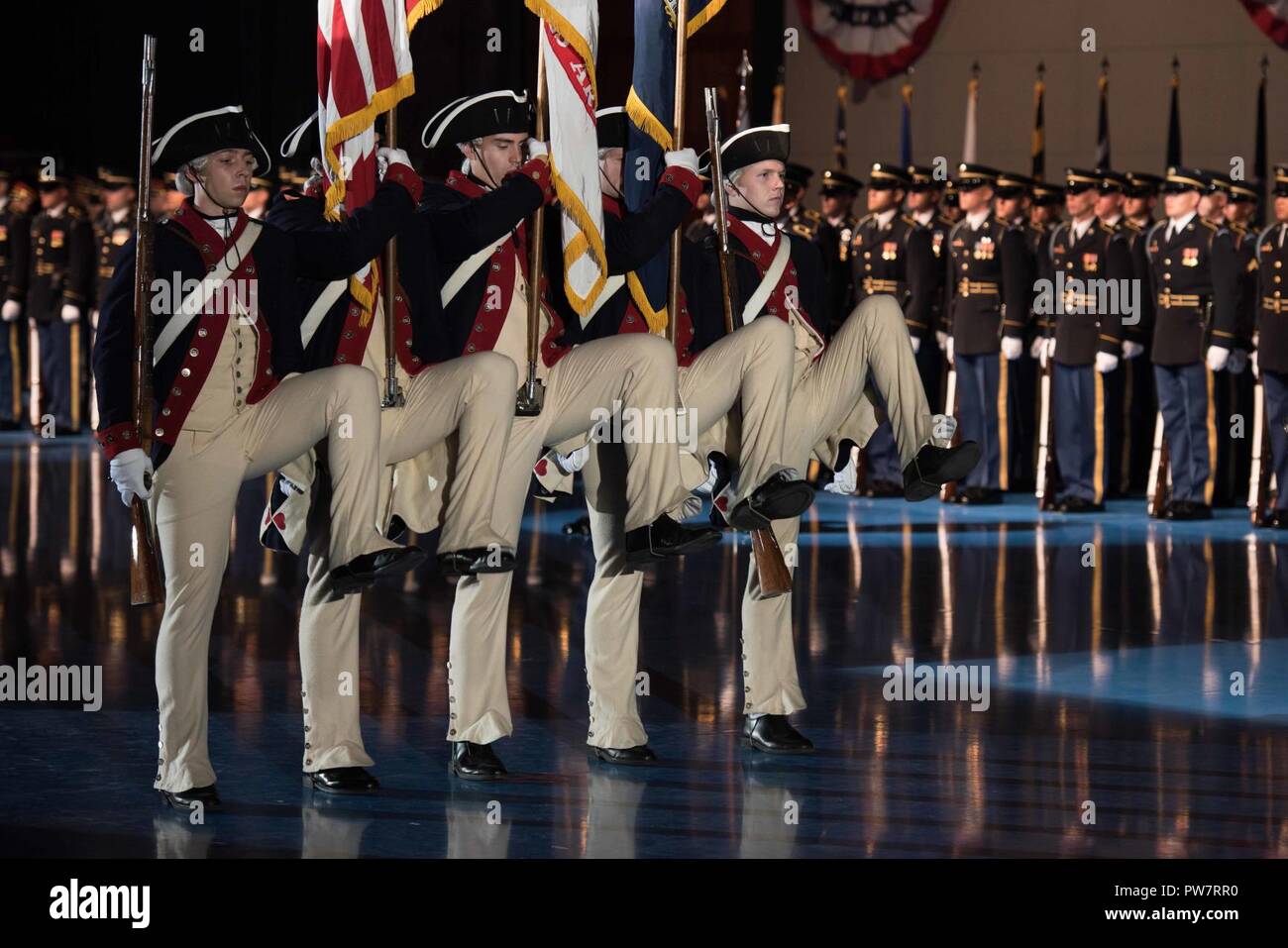 I soldati assegnati al 3D U.S. Reggimento di Fanteria di partecipare a un dipartimento dell'esercito Cerimonia di pensionamento a Conmy Hall, Base comune Myer-Henderson Hall, Va., Sett. 28, 2017. 35 soldati provenienti da tutta l'esercito pensionato con una collettiva totale di oltre 700 anni di servizio. Foto Stock