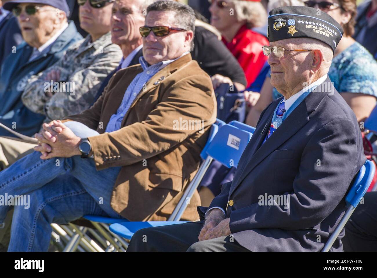 Medal of Honor destinatario Hershel 'woody' Williams ascolta come egli viene introdotto durante la cerimonia innovativa per una nuova stella d'oro famiglia cerimonia commemorativa presso il Museo Nazionale della United States Air Force, Wright-Patterson Air Force Base in Ohio, Sett. 28, 2017. La folla anche sentito commento da Stella d'oro genitori Jim & Leslie Groves in aggiunta agli altri durante la cerimonia. Foto Stock