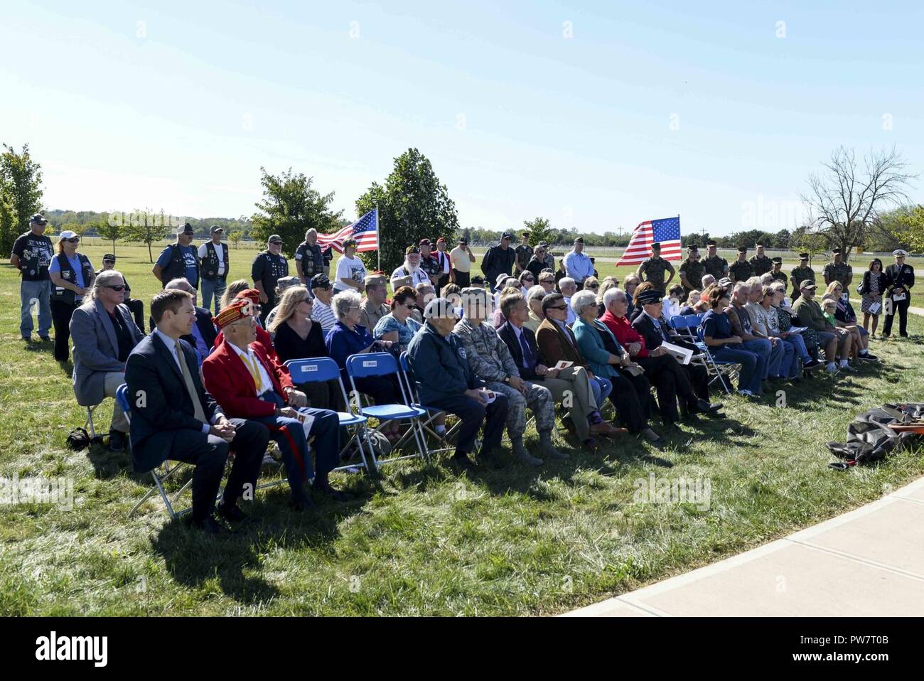 Una folla ascolta durante il discorso di apertura della cerimonia innovativa per una nuova stella d'oro famiglia cerimonia commemorativa presso il Museo Nazionale della United States Air Force, Wright-Patterson Air Force Base in Ohio, Sett. 28, 2017. Durante la cerimonia, la folla udì da Jim & Leslie Groves chi sono stella in oro che genitori e Medal of Honor destinatario Hershel 'woody' Williams. Foto Stock