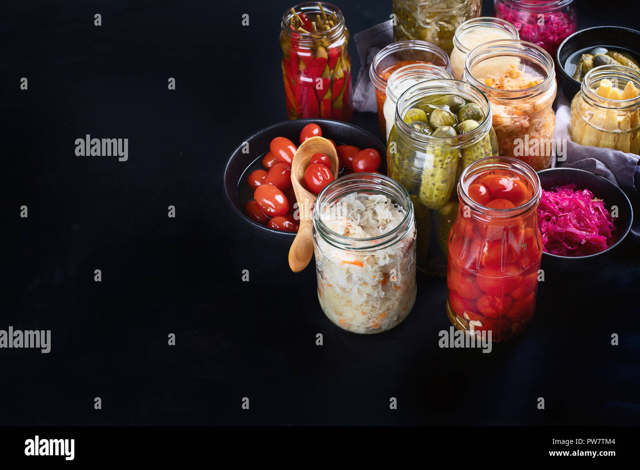 Fermentato di conserve alimentari. Marinata di sottaceti verdure in vasi di vetro con spazio di copia Foto Stock