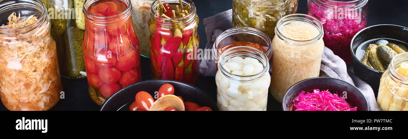 Fermentato di conserve alimentari. Marinata di sottaceti verdure in vasi di vetro. Panorama Foto Stock