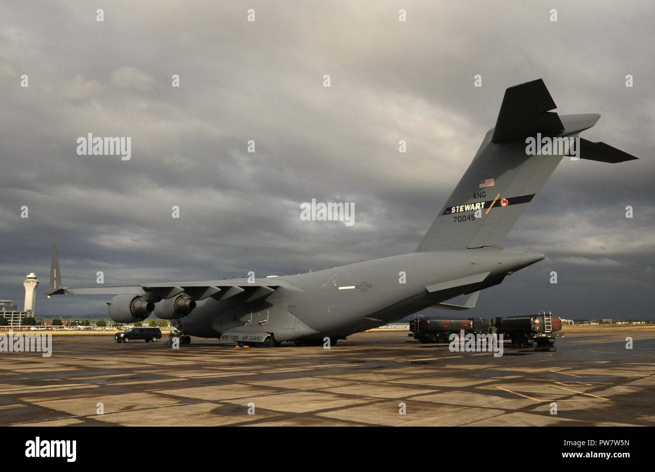Una C-17 Globemaster III, assegnato al New York Air National Guard è combustibile prima di uscire il Portland Air National Guard Base, Ore., Sett. 29, 2017. Otto membri della 142th Fighter Wing volo comunicazioni sono la distribuzione per il supporto di uragano Maria i soccorsi in Puerto Rico. Foto Stock Una C-17 Globemaster III, assegnato al New York Air National Guard è combustibile prima di uscire il Portland Air National Guard Base, Ore., Sett. 29, 2017. Otto membri della 142th Fighter Wing volo comunicazioni sono la distribuzione per il supporto di uragano Maria i soccorsi in Puerto Rico. Foto Stock