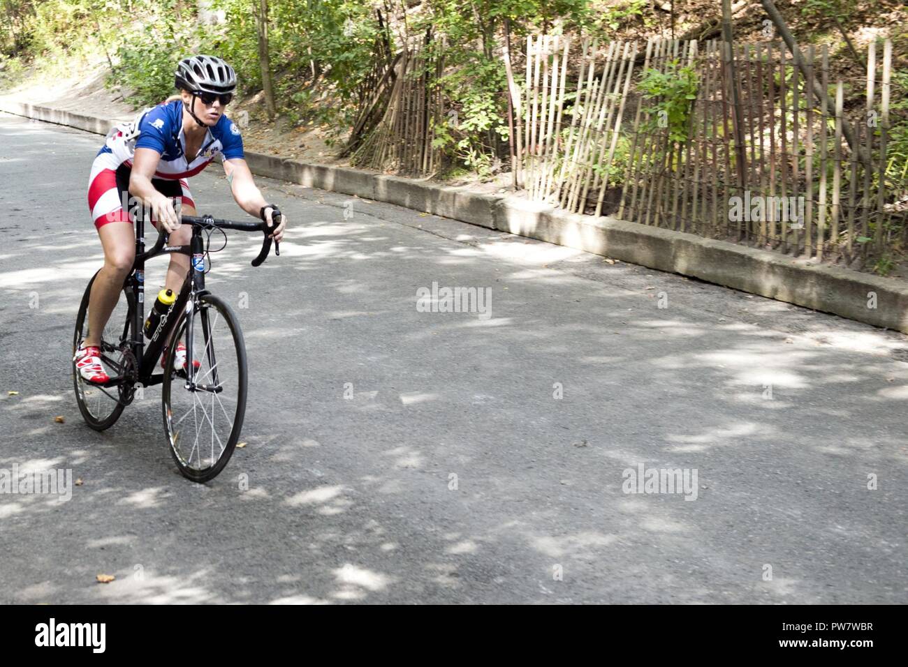 Un team di lone siamo stati compete in campo femminile ciclismo su strada cronometro durante il 2017 Invictus giochi ad alta Park di Toronto, Ontario, Settembre 26, 2017. La Invictus Giochi, istituito dal principe Harry nel 2014, riunisce i feriti e i veterani feriti da 17 nazioni per 12 adaptive eventi sportivi, tra cui via e un campo basket in carrozzella, Rugby in carrozzina, nuoto, seduta a pallavolo e nuovo per il 2017 giochi, golf. Foto Stock