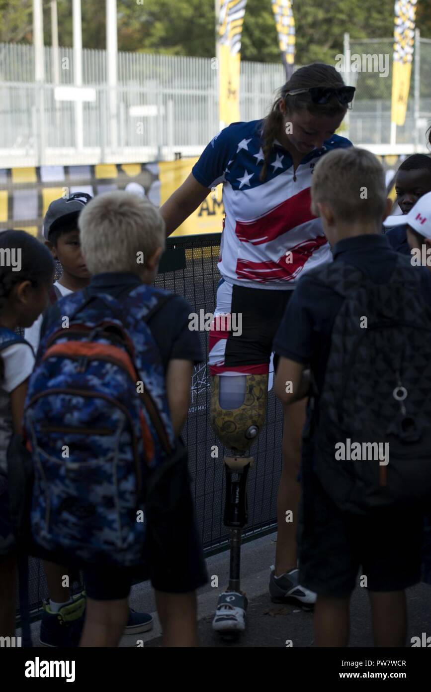 Un team di lone siamo stati visualizza la sua gamba protesico durante il 2017 Invictus giochi ad alta Park di Toronto, Ontario, 27 settembre 2017. La Invictus Giochi, istituito dal principe Harry nel 2014, riunisce i feriti e i veterani feriti da 17 nazioni per 12 adaptive eventi sportivi, tra cui via e un campo basket in carrozzella, Rugby in carrozzina, nuoto, seduta a pallavolo e nuovo per il 2017 giochi, golf. Foto Stock