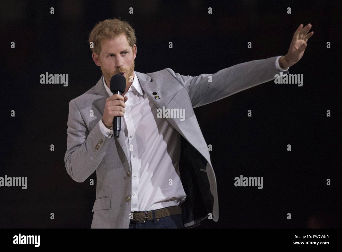 Il principe Harry parla durante la cerimonia di chiusura per il 2017 Invictus giochi a Air Canada Centre di Toronto il 30 settembre 2017. La Invictus Giochi, istituito dal principe Harry nel 2014, riunisce i feriti e i veterani feriti da 17 nazioni per 12 adaptive eventi sportivi, tra cui via e un campo basket in carrozzella, Rugby in carrozzina, nuoto, seduta a pallavolo e nuovo per il 2017 giochi, golf. Foto Stock